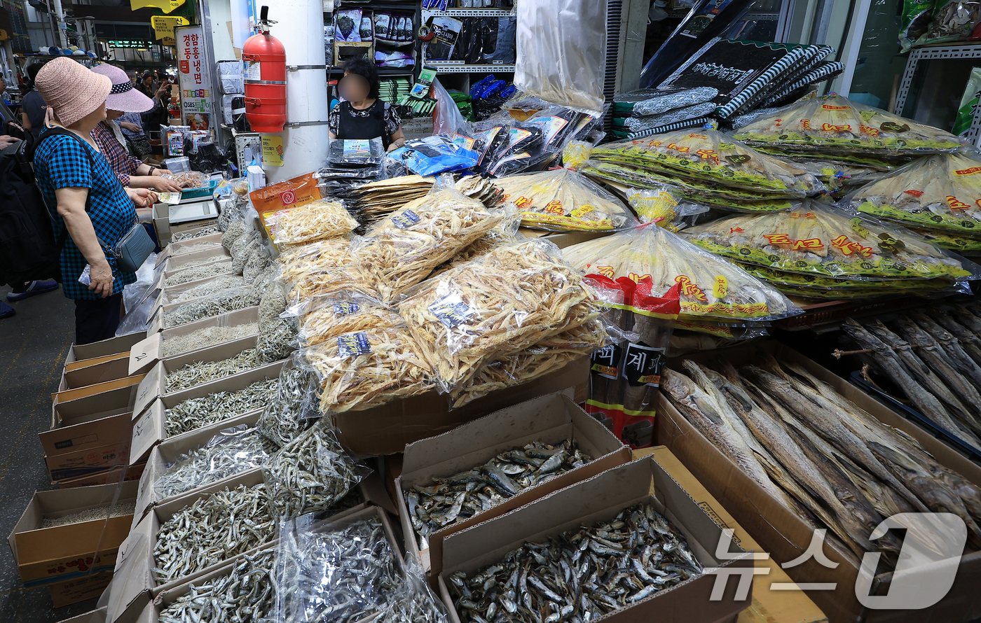 (서울=뉴스1) 박정호 기자 = '소상공인 보호 및 지원에 관한 법률 시행령' 개정안이 국무회의에서 의결된 1일 서울 동대문구 고산자로 경동시장에서 상인이 물건을 판매하고 있다.이 …