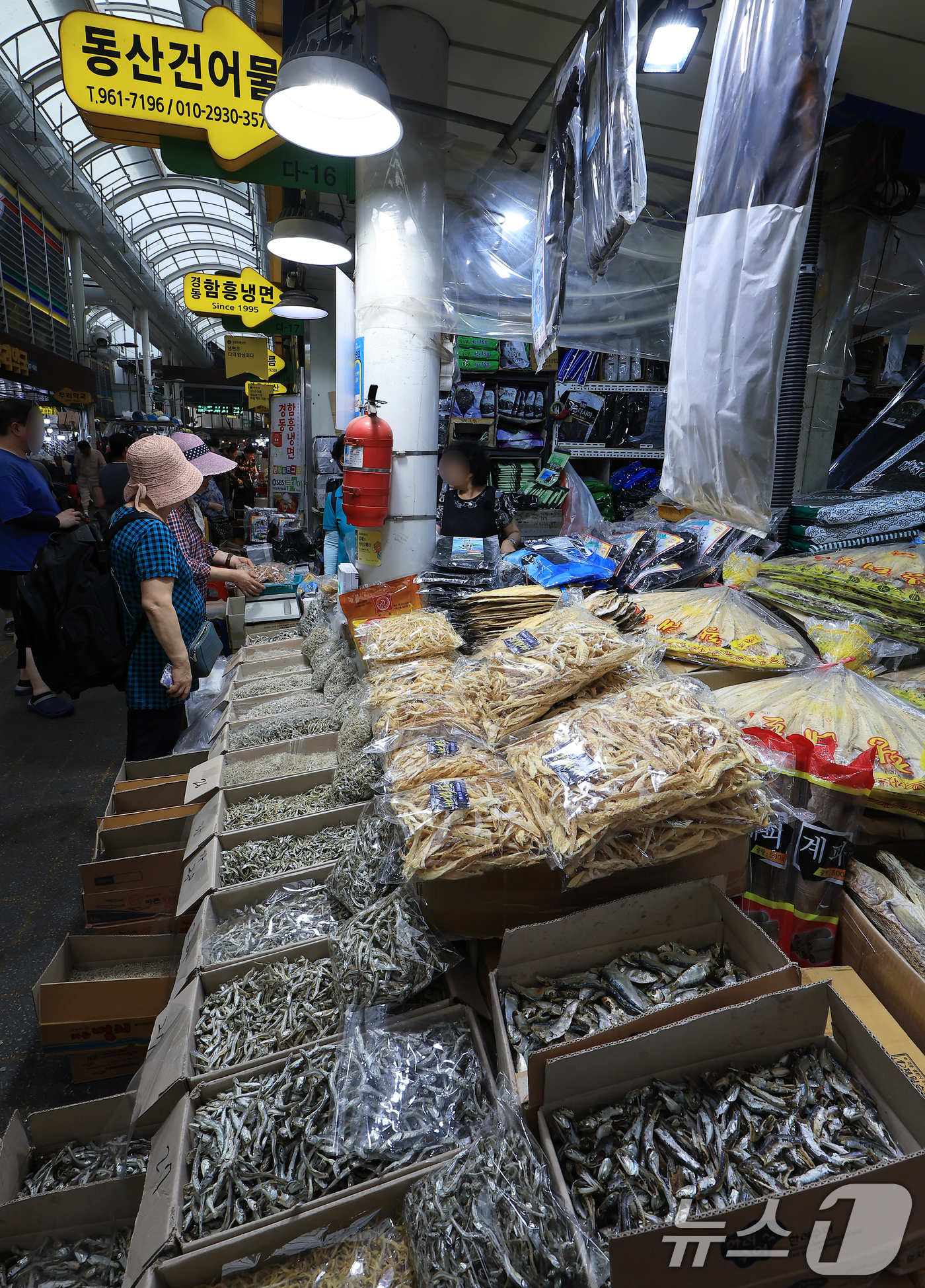 (서울=뉴스1) 박정호 기자 = '소상공인 보호 및 지원에 관한 법률 시행령' 개정안이 국무회의에서 의결된 1일 서울 동대문구 고산자로 경동시장에서 상인이 물건을 판매하고 있다.이 …