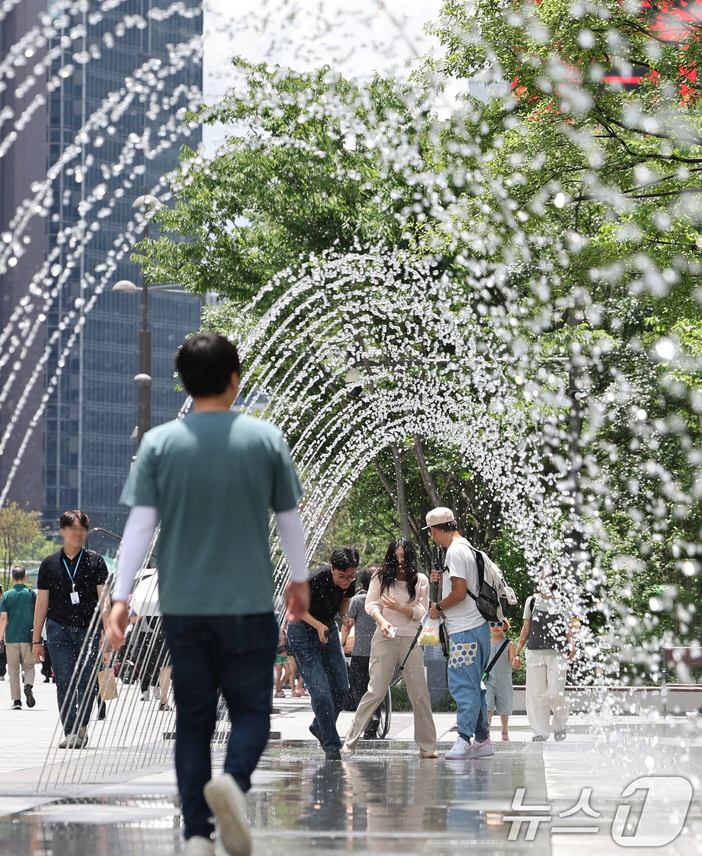 본문 이미지 - 고온다습한 찜통더위가 이어진 1일 오후 서울 종로구 광화문 광장을 찾은 시민들이 바닥분수에서 더위를 식히고 있다. 2025.7.1/뉴스1 ⓒ News1 장수영 기자
