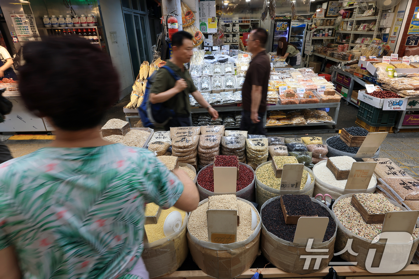 (서울=뉴스1) 박정호 기자 = '소상공인 보호 및 지원에 관한 법률 시행령' 개정안이 국무회의에서 의결된 1일 서울 동대문구 고산자로 경동시장에서 상인들이 손님을 기다리고 있다. …