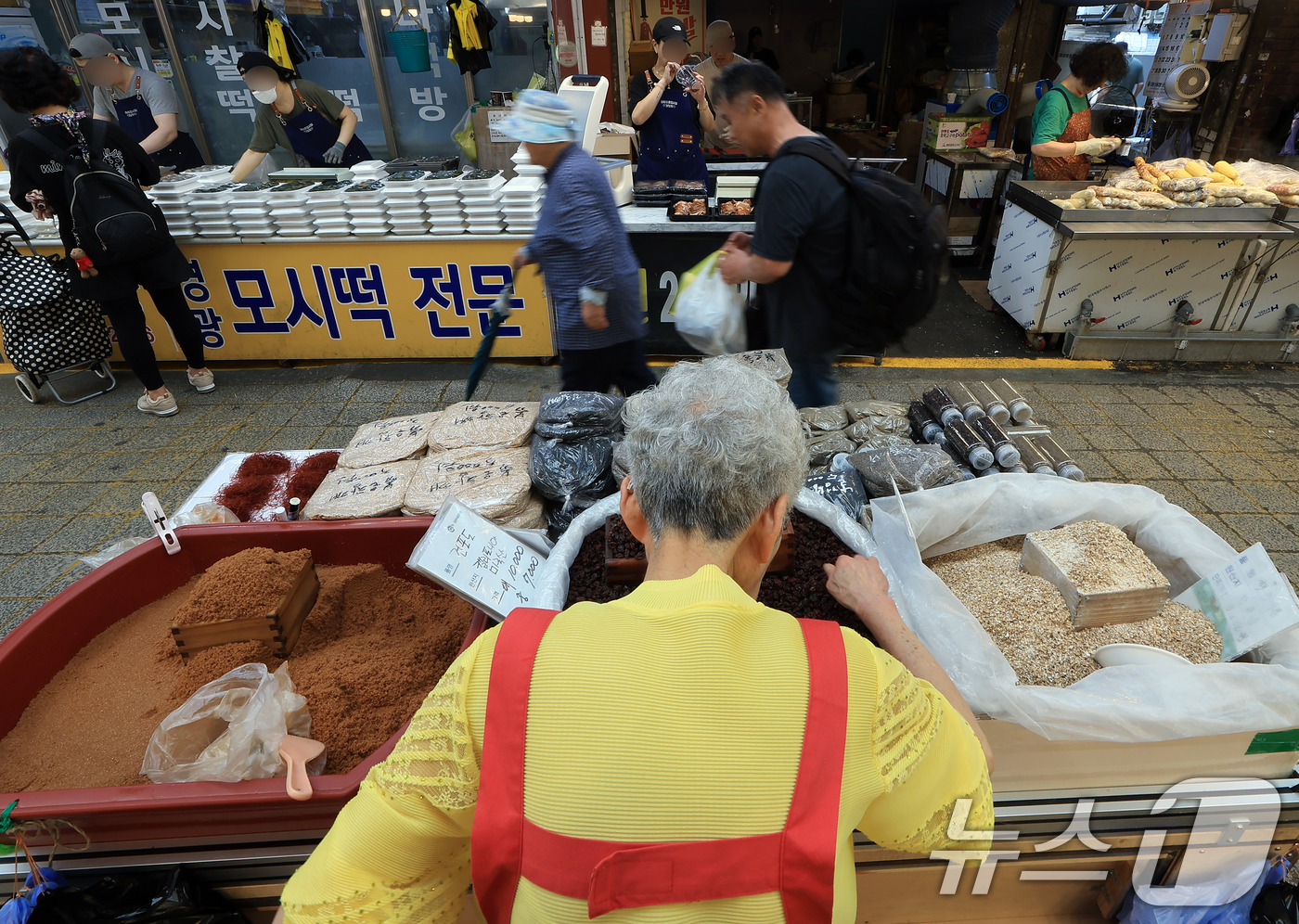 (서울=뉴스1) 박정호 기자 = '소상공인 보호 및 지원에 관한 법률 시행령' 개정안이 국무회의에서 의결된 1일 서울 동대문구 고산자로 경동시장에서 상인들이 손님을 기다리고 있다. …