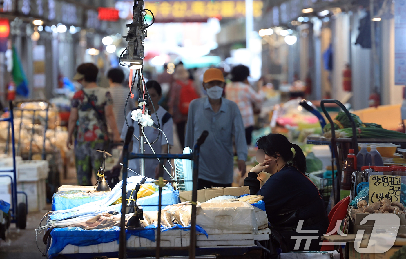 (서울=뉴스1) 박정호 기자 = '소상공인 보호 및 지원에 관한 법률 시행령' 개정안이 국무회의에서 의결된 1일 서울 동대문구 고산자로 경동시장에서 상인들이 손님을 기다리고 있다. …