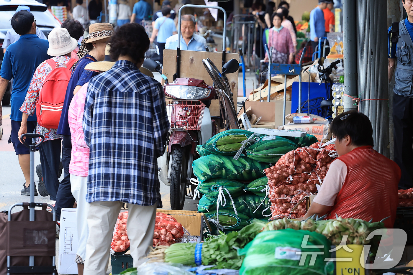(서울=뉴스1) 박정호 기자 = '소상공인 보호 및 지원에 관한 법률 시행령' 개정안이 국무회의에서 의결된 1일 서울 동대문구 고산자로 경동시장에서 상인들이 손님을 기다리고 있다. …
