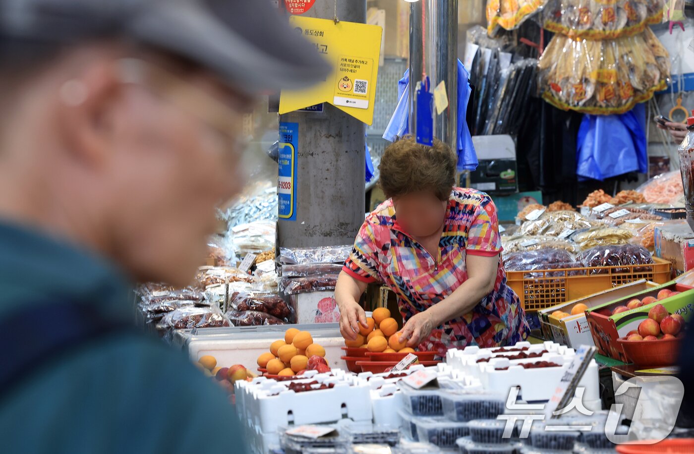 본문 이미지 - 7월 1일 서울 동대문구 고산자로 경동시장에서 상인이 물건을 정리하고 있다. 2025.7.1/뉴스1 ⓒ News1 박정호 기자