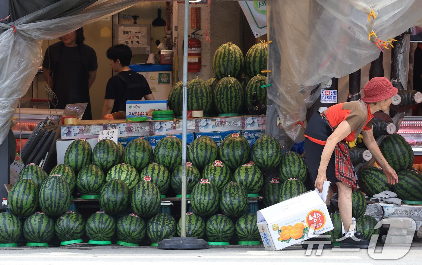 (서울=뉴스1) 박정호 기자 = '소상공인 보호 및 지원에 관한 법률 시행령' 개정안이 국무회의에서 의결된 1일 서울 동대문구 고산자로 경동시장에서 상인이 물건을 정리하고 있다.이 …