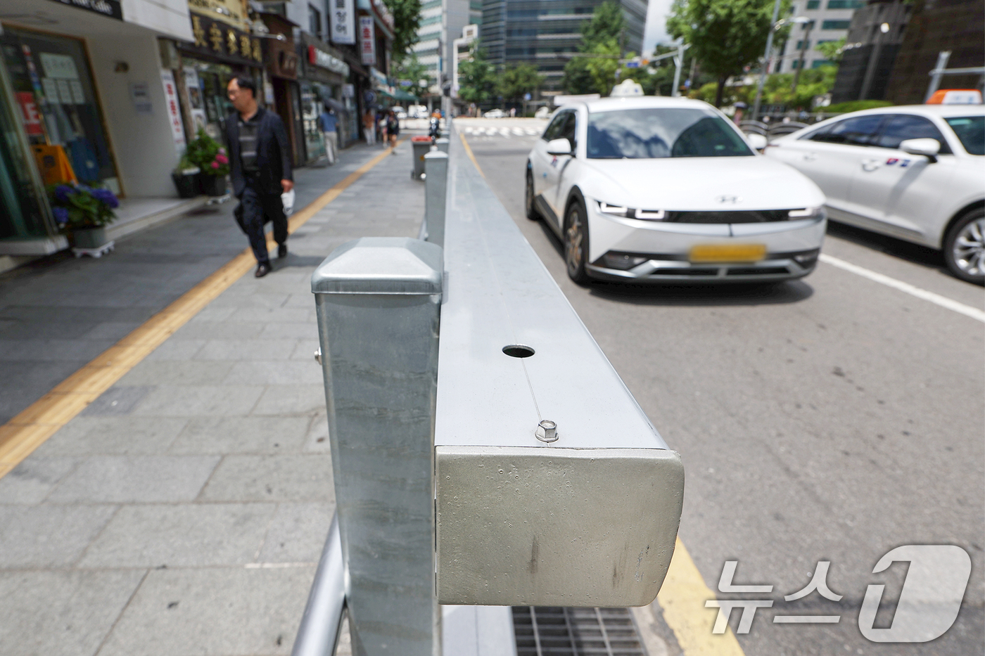 (서울=뉴스1) 민경석 기자 = 9명의 사망자를 낸 시청역 역주행 사고 발생 1주기를 맞은 1일 서울 중구의 사고현장에 차량용 방호울타리가 설치돼 있다.서울시는 사고 이후 해당 지 …