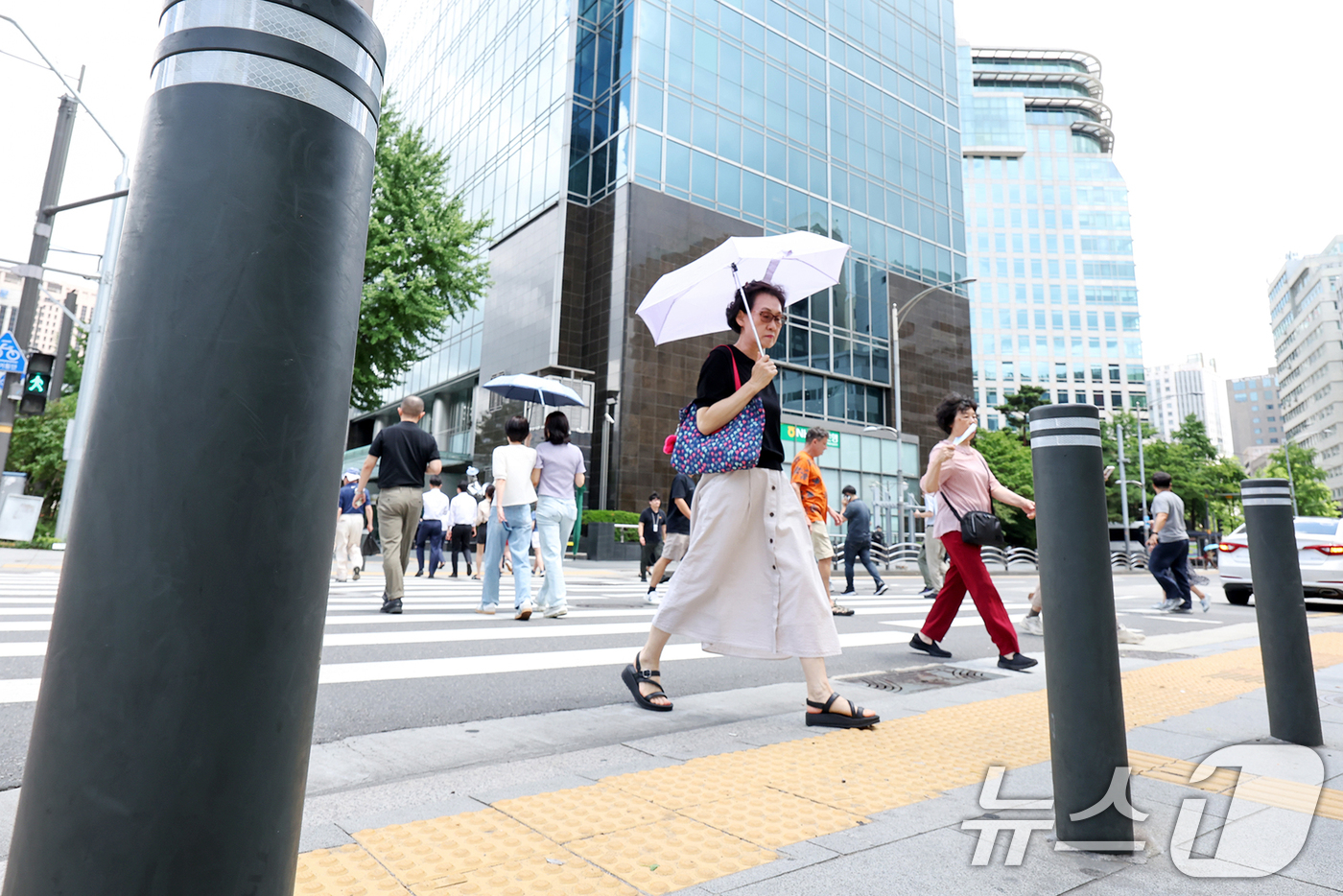 (서울=뉴스1) 민경석 기자 = 9명의 사망자를 낸 시청역 역주행 사고 발생 1주기를 맞은 1일 서울 중구의 사고현장에 볼라드(차량 진입 억제용 말뚝)가 설치돼 있다.서울시는 사고 …