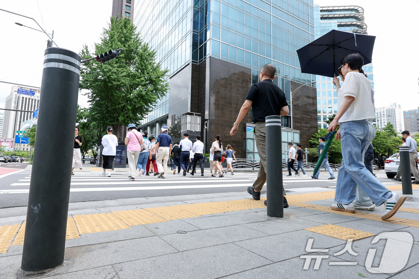 (서울=뉴스1) 민경석 기자 = 9명의 사망자를 낸 시청역 역주행 사고 발생 1주기를 맞은 1일 서울 중구의 사고현장에 볼라드(차량 진입 억제용 말뚝)가 설치돼 있다.서울시는 사고 …