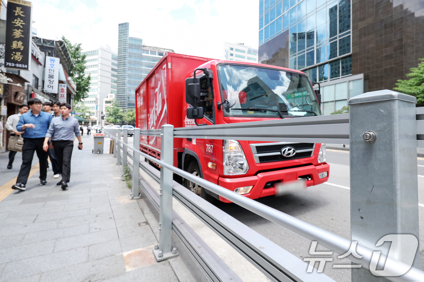 (서울=뉴스1) 민경석 기자 = 9명의 사망자를 낸 시청역 역주행 사고 발생 1주기를 맞은 1일 서울 중구의 사고현장에 차량용 방호울타리가 설치돼 있다.서울시는 사고 이후 해당 지 …