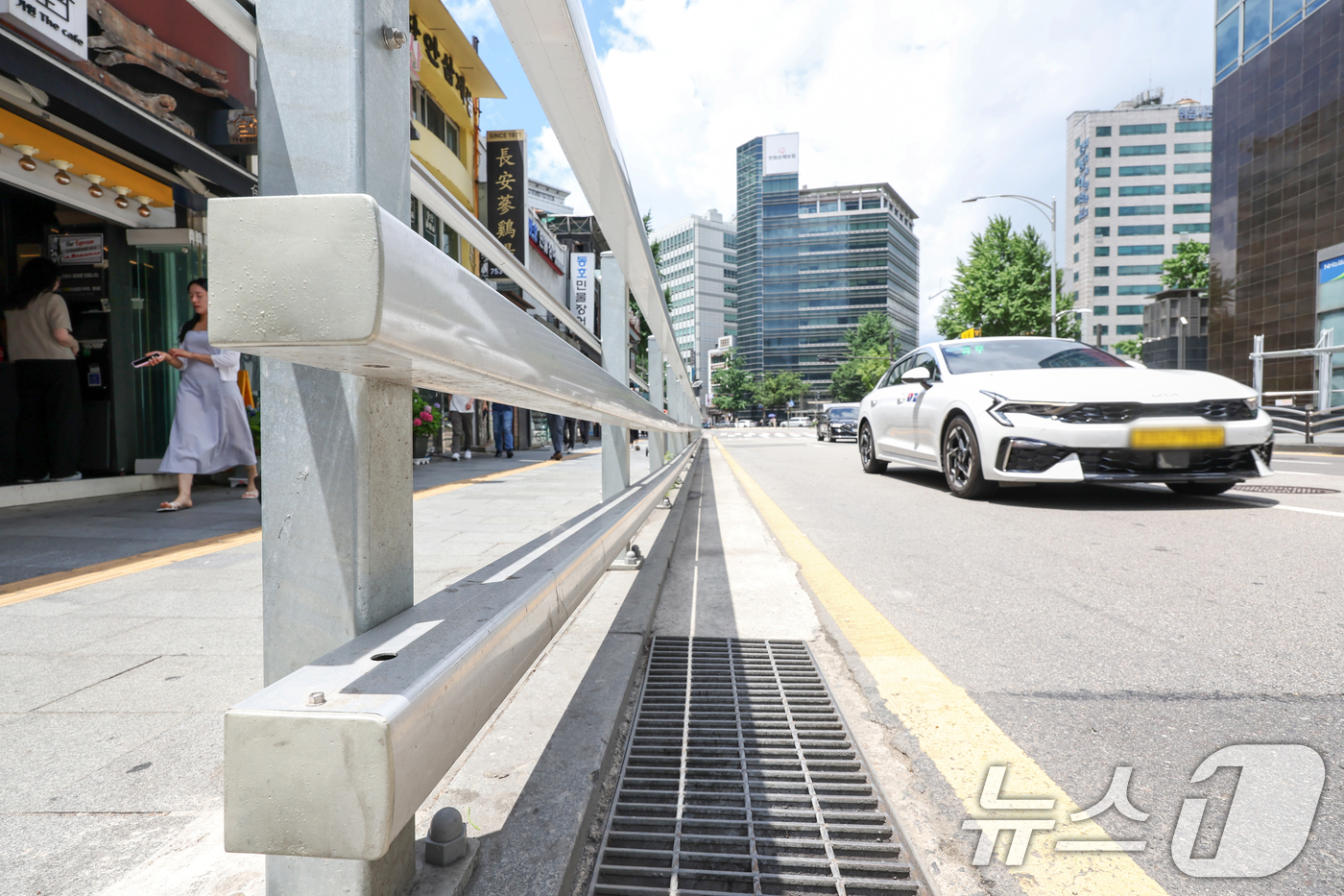 (서울=뉴스1) 민경석 기자 = 9명의 사망자를 낸 시청역 역주행 사고 발생 1주기를 맞은 1일 서울 중구의 사고현장에 차량용 방호울타리가 설치돼 있다.서울시는 사고 이후 해당 지 …