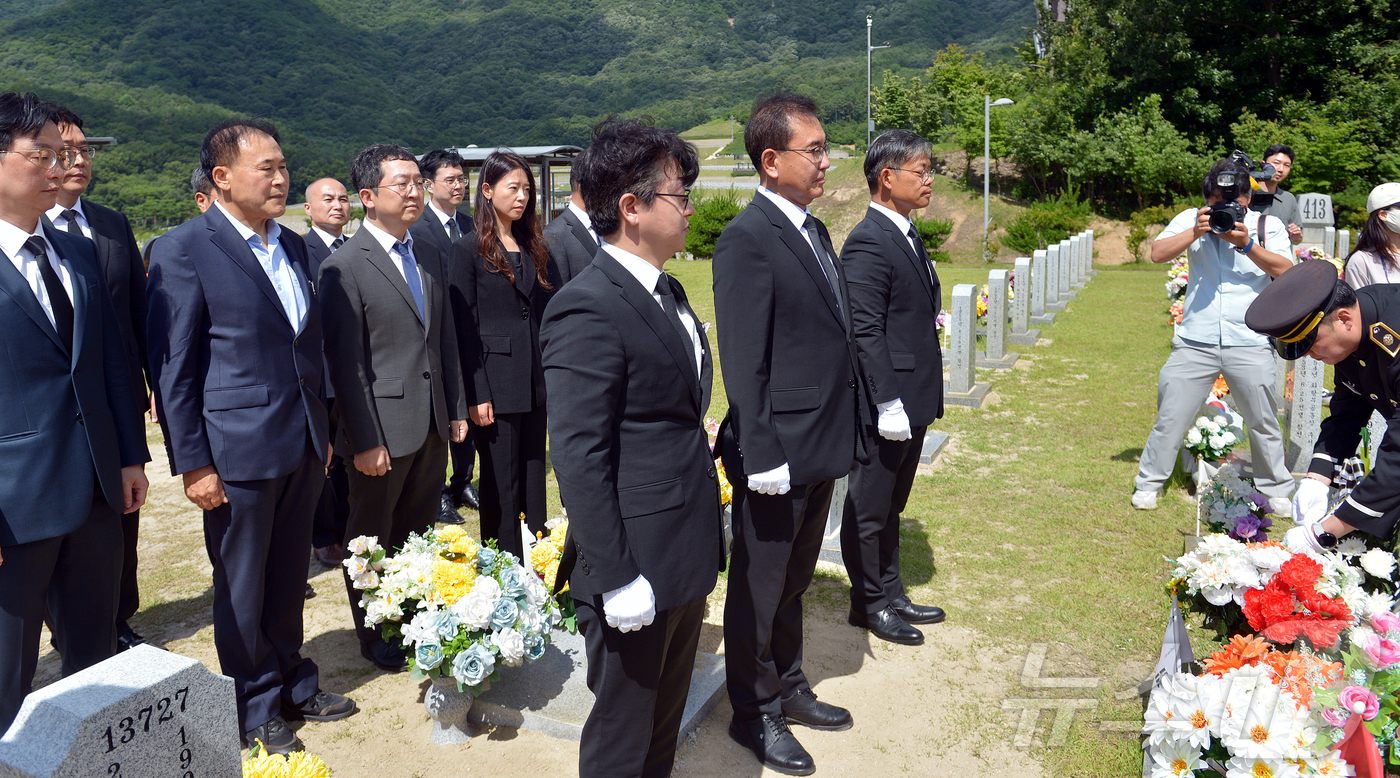 (대전=뉴스1) 김기태 기자 = 채수근 해병 수사 방해 의혹 사건을 수사하는 채 해병 특별검사팀 이명현 특별검사와 특검팀원들이 공식 출범을 하루 앞둔 1일 국립대전현충원 고 채수근 …