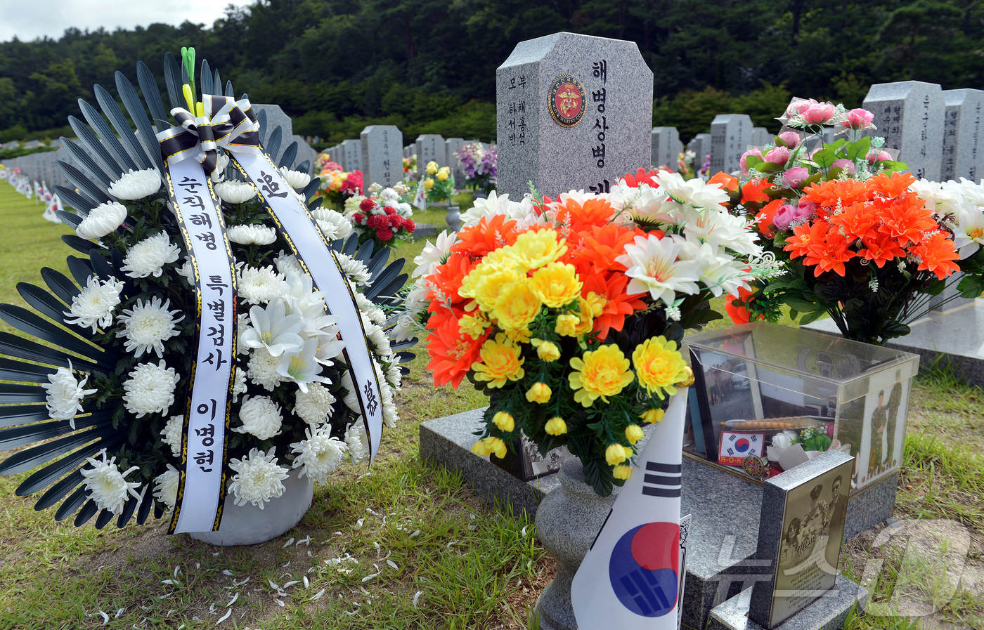 (대전=뉴스1) 김기태 기자 = 채수근 해병 수사 방해 의혹 사건을 수사하는 채 해병 특별검사팀 이명현 특별검사와 특검팀원들이 공식 출범을 하루 앞둔 1일 국립대전현충원 고 채수근 …