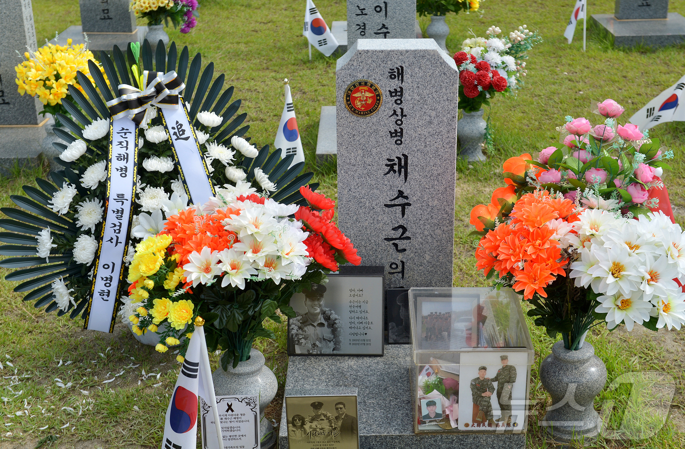 (대전=뉴스1) 김기태 기자 = 채수근 해병 수사 방해 의혹 사건을 수사하는 채 해병 특별검사팀 이명현 특별검사와 특검팀원들이 공식 출범을 하루 앞둔 1일 국립대전현충원 고 채수근 …