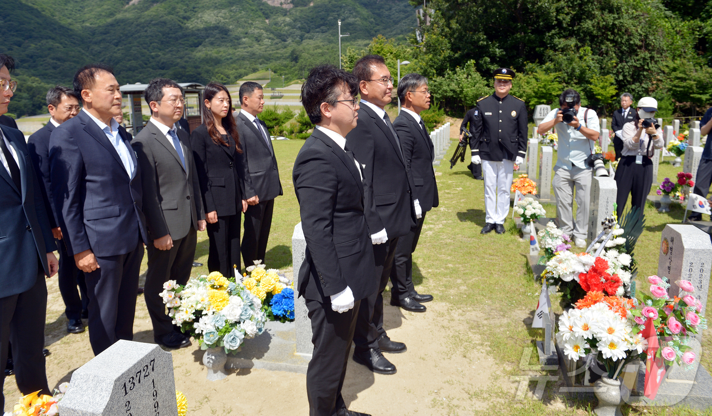 (대전=뉴스1) 김기태 기자 = 채수근 해병 수사 방해 의혹 사건을 수사하는 채 해병 특별검사팀 이명현 특별검사와 특검팀원들이 공식 출범을 하루 앞둔 1일 국립대전현충원 고 채수근 …
