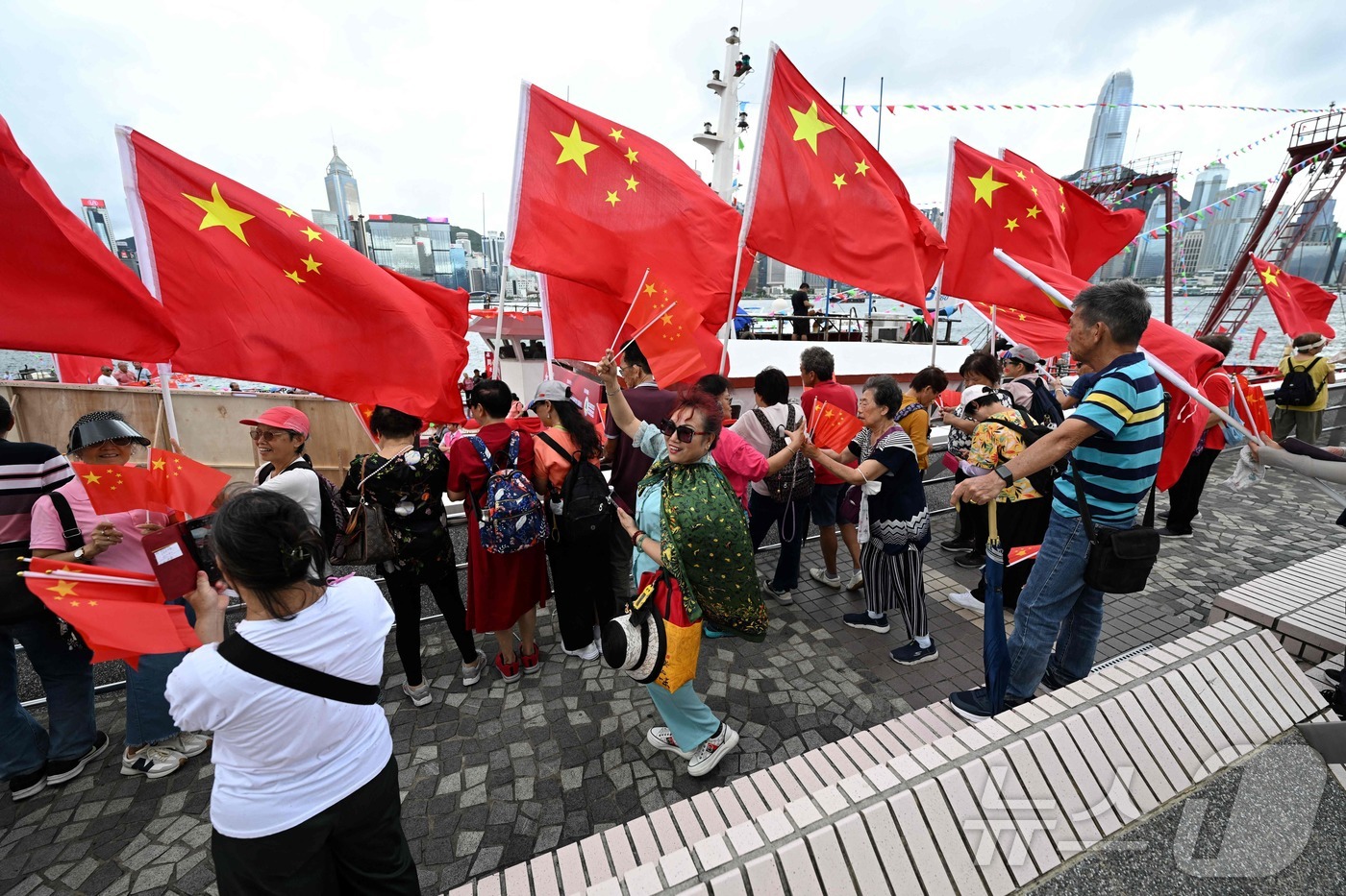 (홍콩 AFP=뉴스1) 신기림 기자 = 홍콩이 영국에서 중국으로 반환된 지 28주년을 기념하기 위해 1일 친중 지지자들이 홍콩 빅토리아 항구 가장자리에서 중국 국기(오성홍기)를 흔 …
