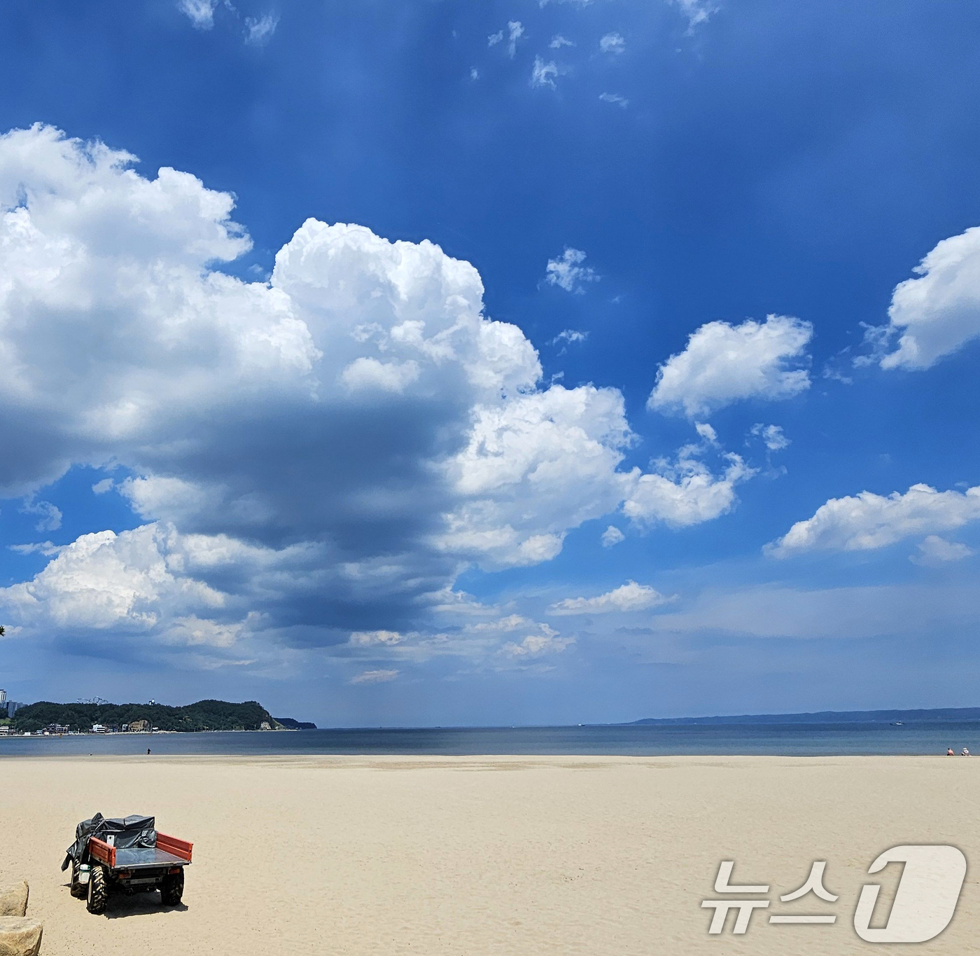 (포항=뉴스1) 최창호 기자 = 1일 경북  포항시 전역에 폭염경보가 발령된 가운데 오는 12일 개장을 앞둔 영일대해수욕장 백사장에 뜨거운 햇살이 내려쬐고 있다. 2025.7.1/ …