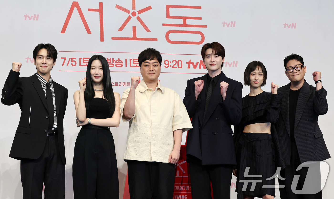 (서울=뉴스1) 이동해 기자 = 강유석(왼쪽부터)과 문가영, 박승우 감독, 이종석, 류혜영, 임성재가 1일 오후 서울 구로구 더링크호텔에서 열린 tvN 토일드라마 '서초동' 제작발 …