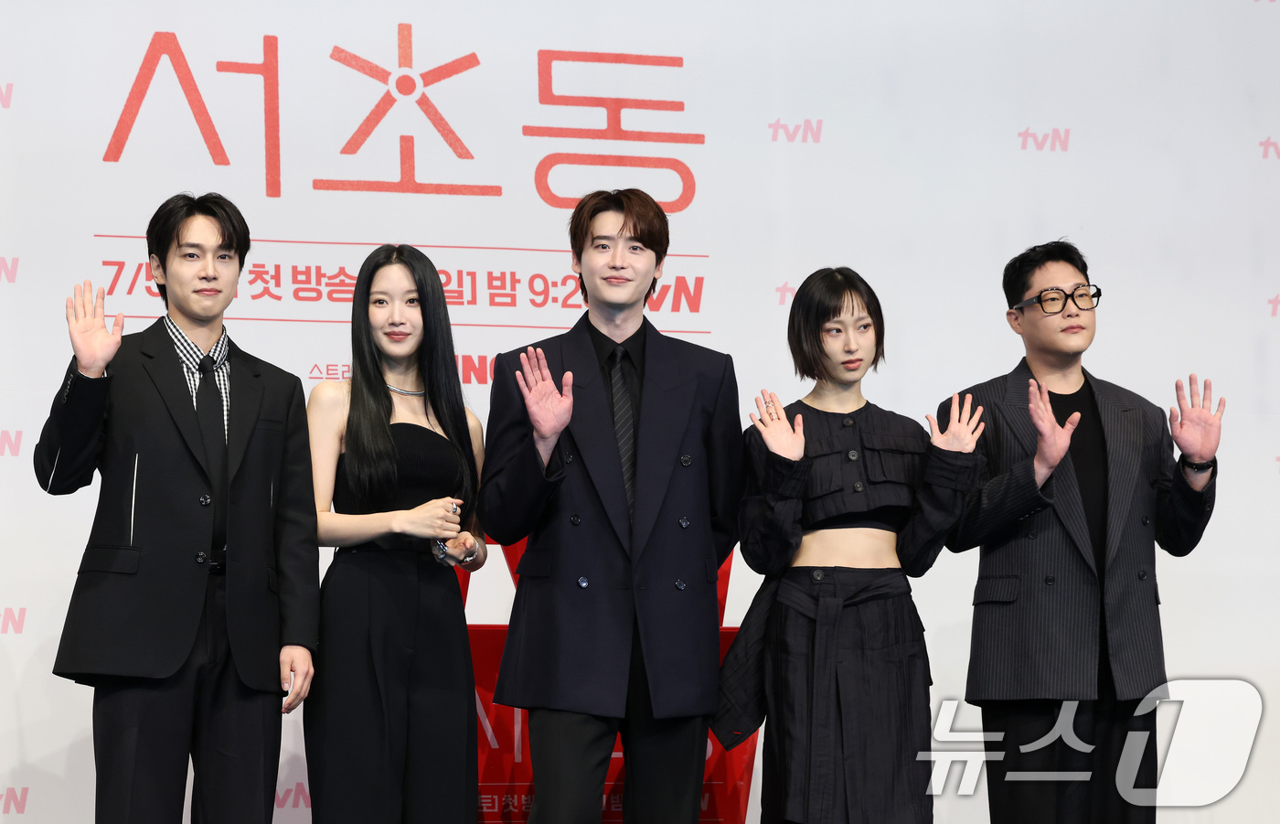 (서울=뉴스1) 이동해 기자 = 강유석(왼쪽부터)과 문가영, 이종석, 류혜영, 임성재가 1일 오후 서울 구로구 더링크호텔에서 열린 tvN 토일드라마 '서초동' 제작발표회에서 기념촬 …