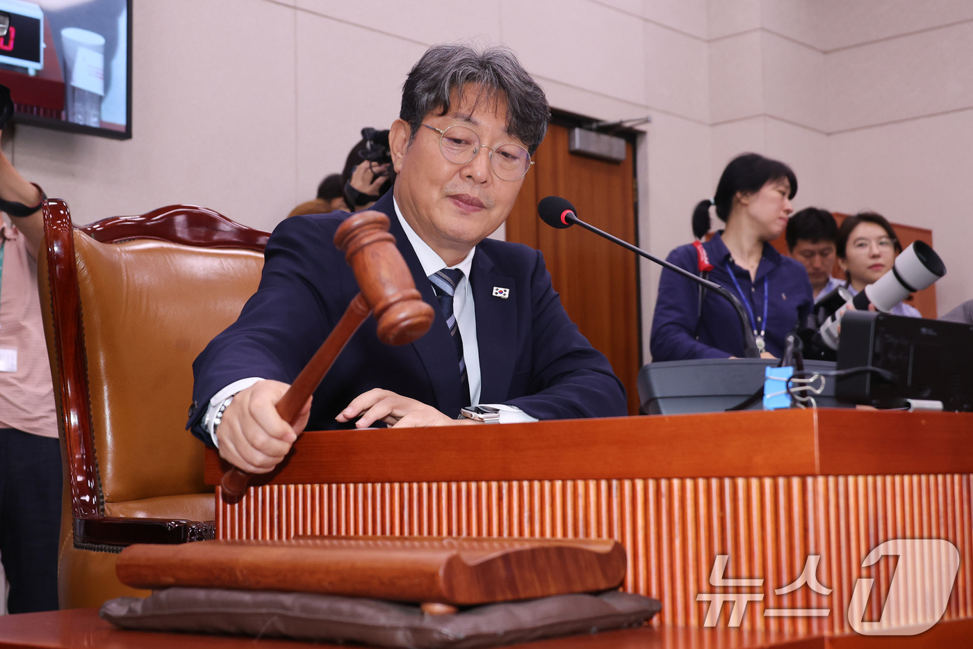 (서울=뉴스1) 안은나 기자 = 이춘석 국회 법제사법위원회 위원장이 1일 서울 여의도 국회에서 열린 제426회국회(임시회) 제1차 전체회의에서 의사봉을 두드리고 있다. 2025.7 …