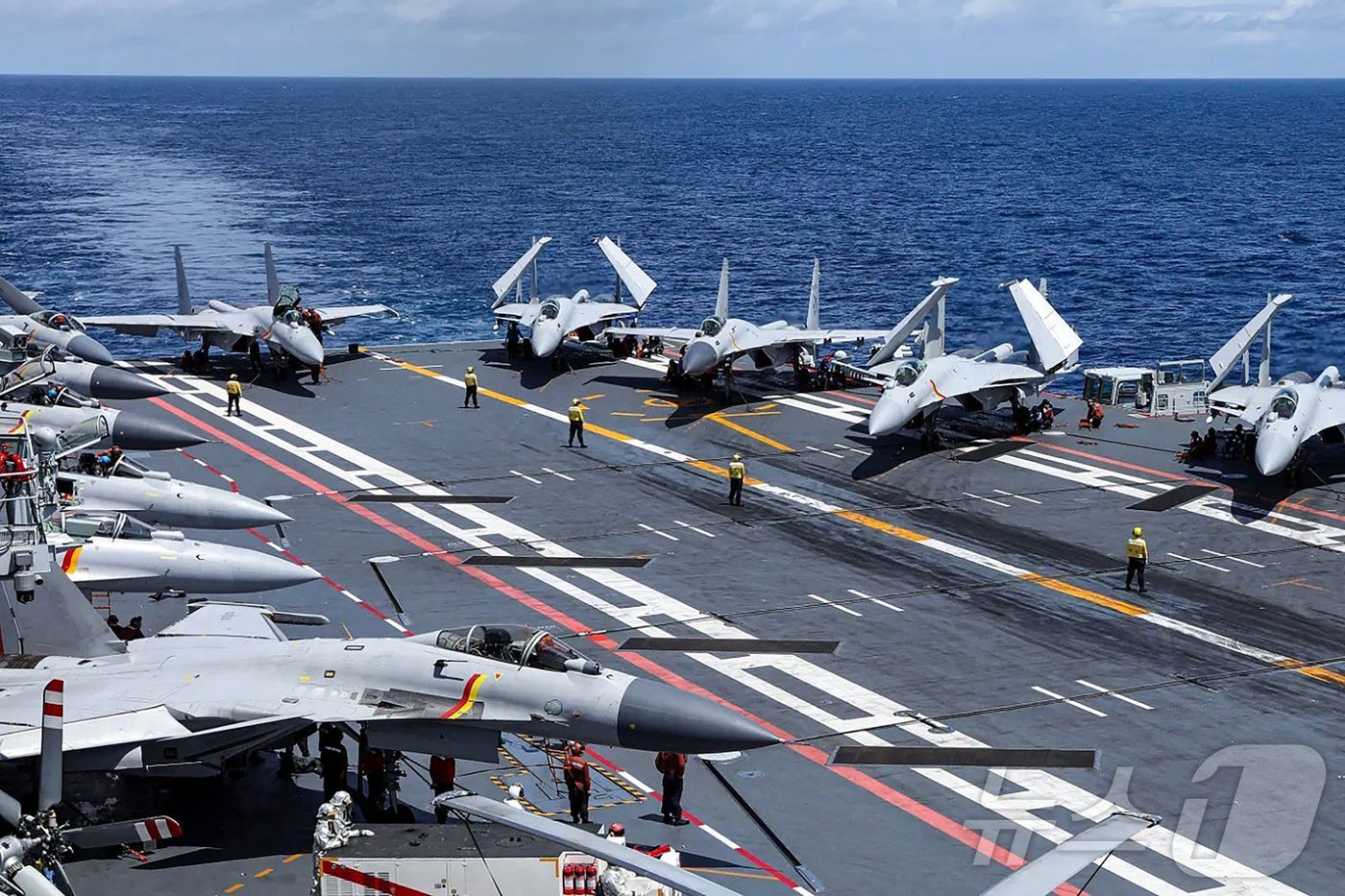 (AFP=뉴스1) 김지완 기자 = 30일 서태평양 미상의 지역에서 진행된 중국 인민해방군의 전투 훈련 중 한 전투기가 중국 항공모함인 산둥호에 착륙하고 있다. 중국은 이날 서태평양 …