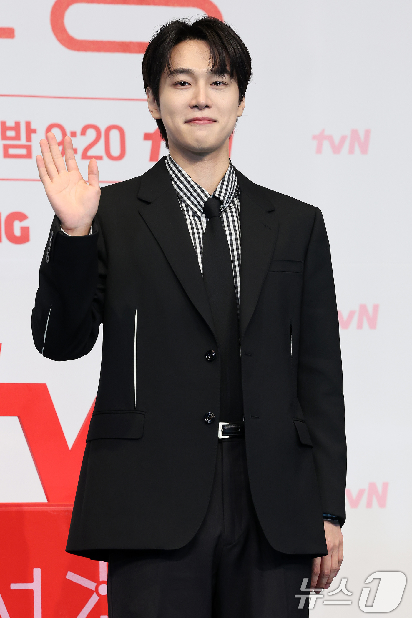 (서울=뉴스1) 이동해 기자 = 배우 강유석이 1일 오후 서울 구로구 더링크호텔에서 열린 tvN 토일드라마 '서초동' 제작발표회에서 기념촬영을 하고 있다.매일 서초동 법조타운으로 …