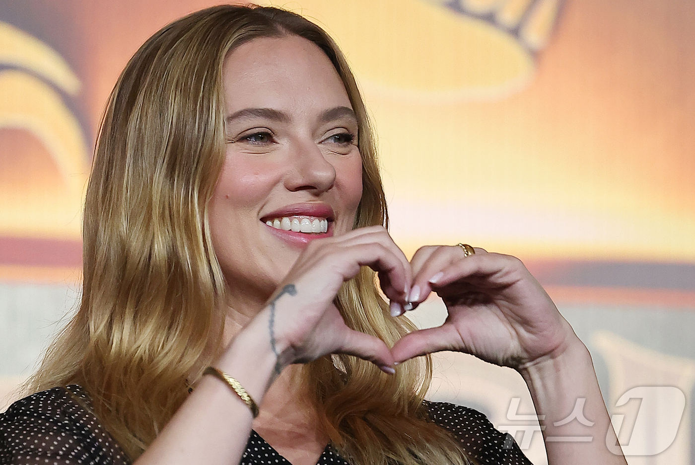 (서울=뉴스1) 김진환 기자 = 할리우드 배우 스칼렛 요한슨이 1일 오후 서울 종로구 포시즌스 호텔 서울에서 열린 영화 '쥬라기 월드 : 새로운 시작’ 내한 기자회견에 참석해 포즈 …