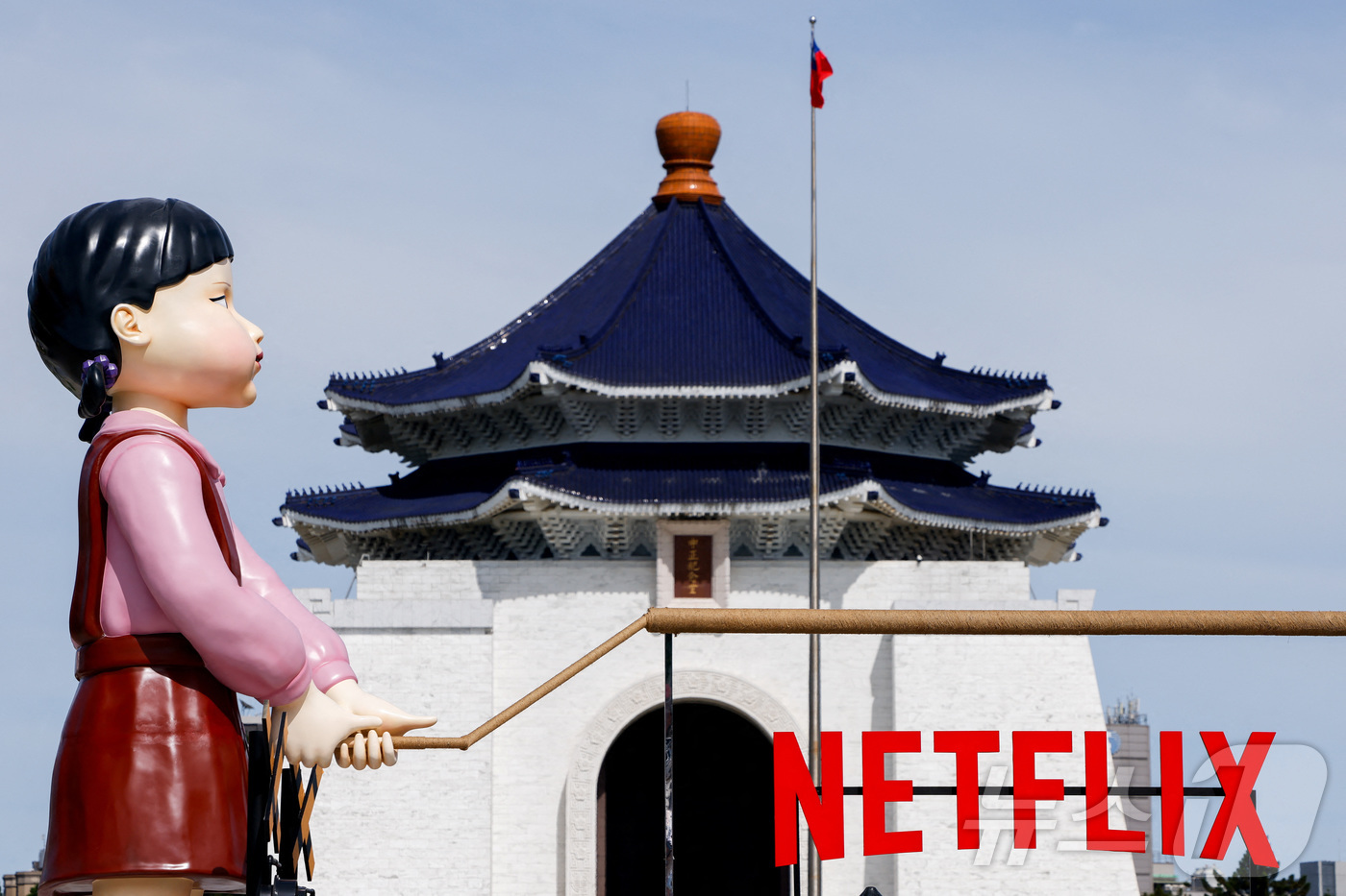 (타이베이 로이터=뉴스1) 김지완 기자 = 29일 대만 타이베이 중정기념당 앞에서 열린 오징어게임 3 홍보 행사에서 '영희' 동상이 설치돼 있다. 2025.06.29ⓒ 로이터=뉴스 …