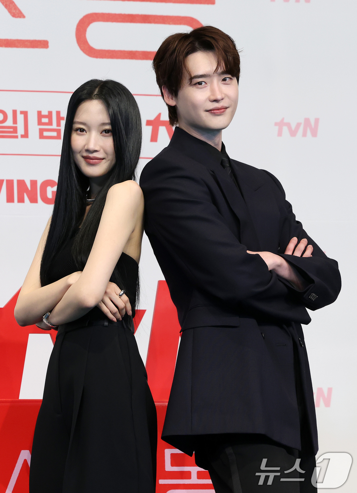 (서울=뉴스1) 이동해 기자 = 배우 이종석과 문가영이 1일 오후 서울 구로구 더링크호텔에서 열린 tvN 토일드라마 '서초동' 제작발표회에서 기념촬영을 하고 있다.매일 서초동 법조 …