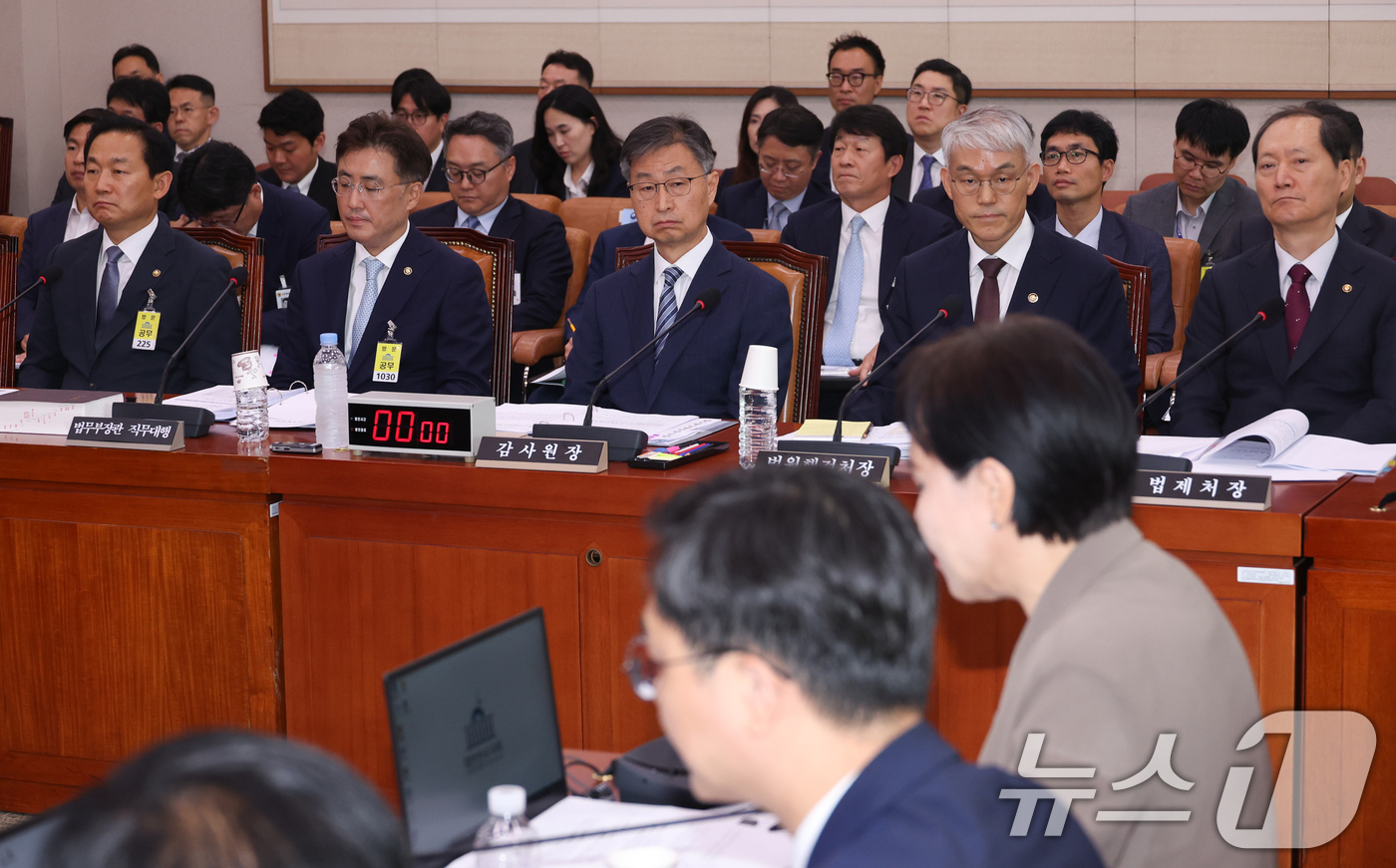 (서울=뉴스1) 안은나 기자 = 이두희 국방부 장관 직무대행(왼쪽부터), 이진수 법무부 장관 직무대행, 최재해 감사원장, 천대엽 법원행정처장, 이완규 법제처장이 1일 서울 여의도 …