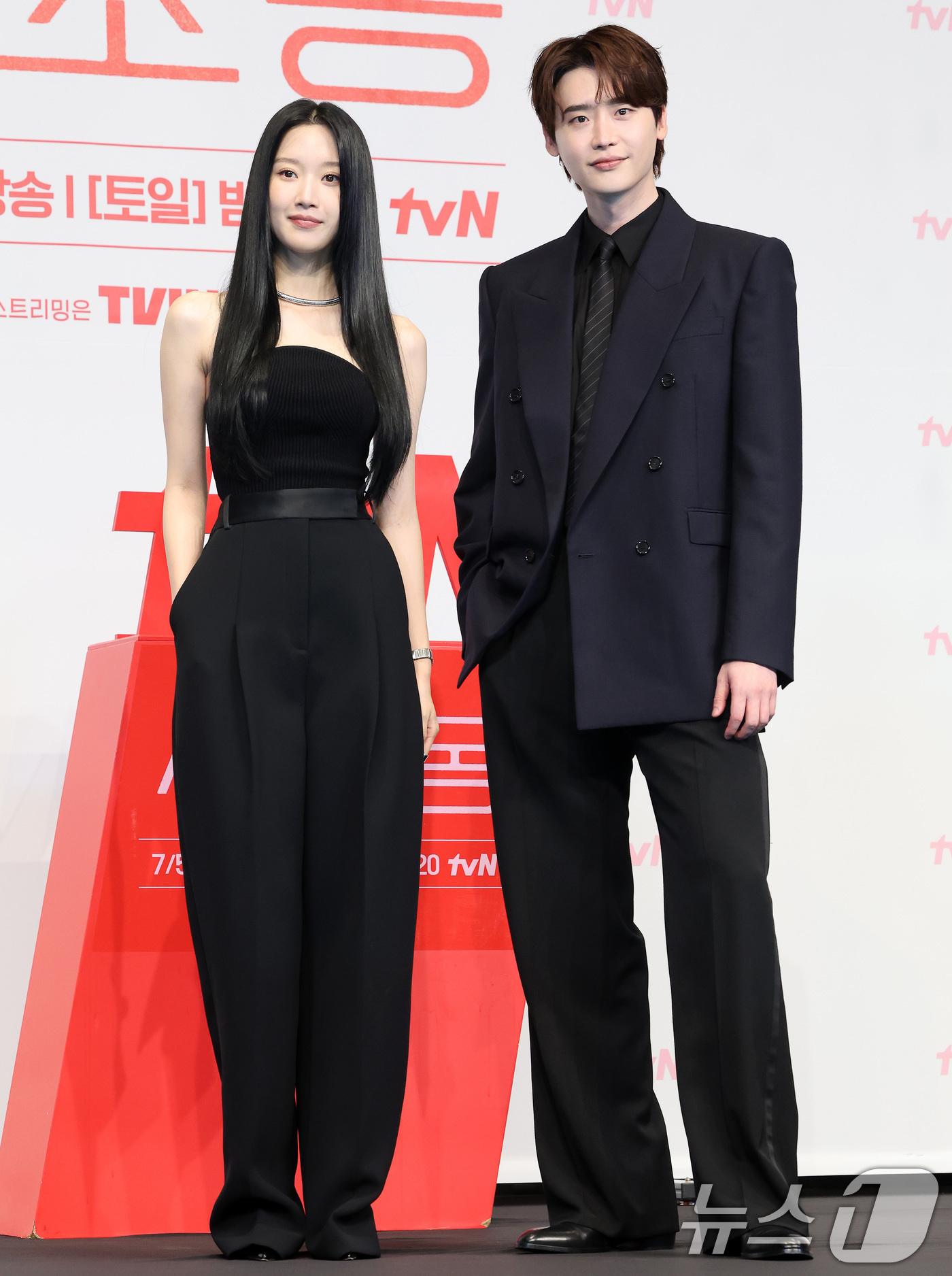 (서울=뉴스1) 이동해 기자 = 배우 이종석과 문가영이 1일 오후 서울 구로구 더링크호텔에서 열린 tvN 토일드라마 '서초동' 제작발표회에서 기념촬영을 하고 있다.매일 서초동 법조 …