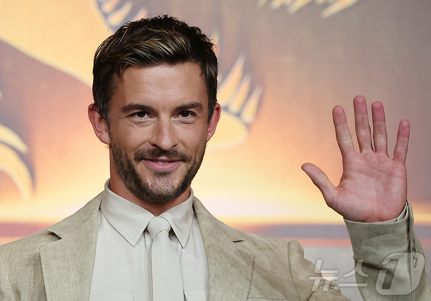 (서울=뉴스1) 김진환 기자 = 할리우드 배우 조나단 베일리가 1일 오후 서울 종로구 포시즌스 호텔 서울에서 열린 영화 '쥬라기 월드 : 새로운 시작’ 내한 기자회견에 참석해 포즈 …