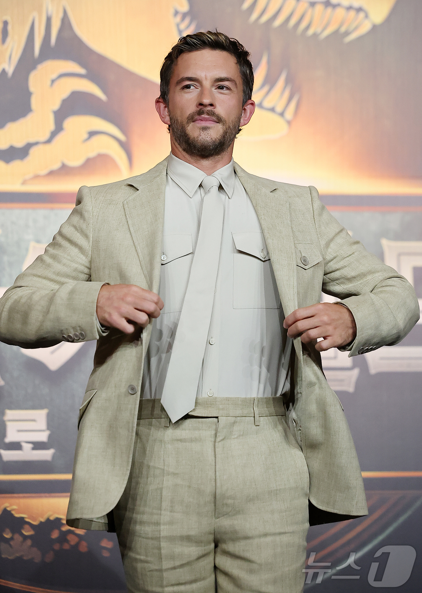 (서울=뉴스1) 김진환 기자 = 할리우드 배우 조나단 베일리가 1일 오후 서울 종로구 포시즌스 호텔 서울에서 열린 영화 '쥬라기 월드 : 새로운 시작’ 내한 기자회견에 참석해 포즈 …