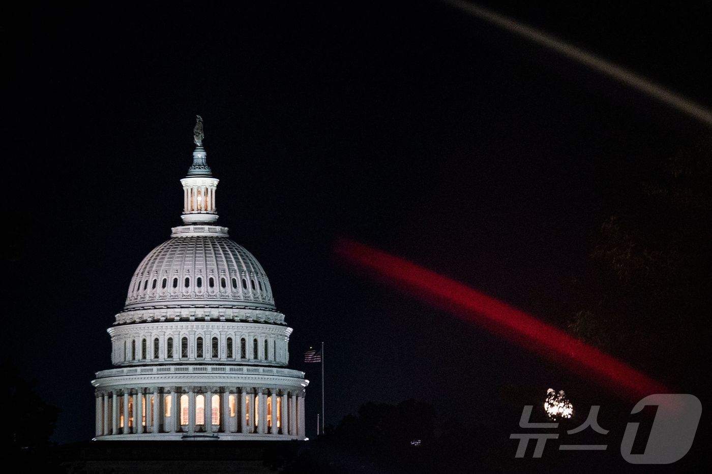 본문 이미지 - 1일(현지시간) 도널드 트럼프 미국 대통령의 중점 감세 및 예산 개편 법안(One Big Beautiful Bill Act)인 '크고 아름다운 법안' 통과를 위한 투표가 진행되고 있는 워싱턴 DC 국회의사당의 모습. 2025.07.01 ⓒ AFP=뉴스1 ⓒ News1 김지완 기자