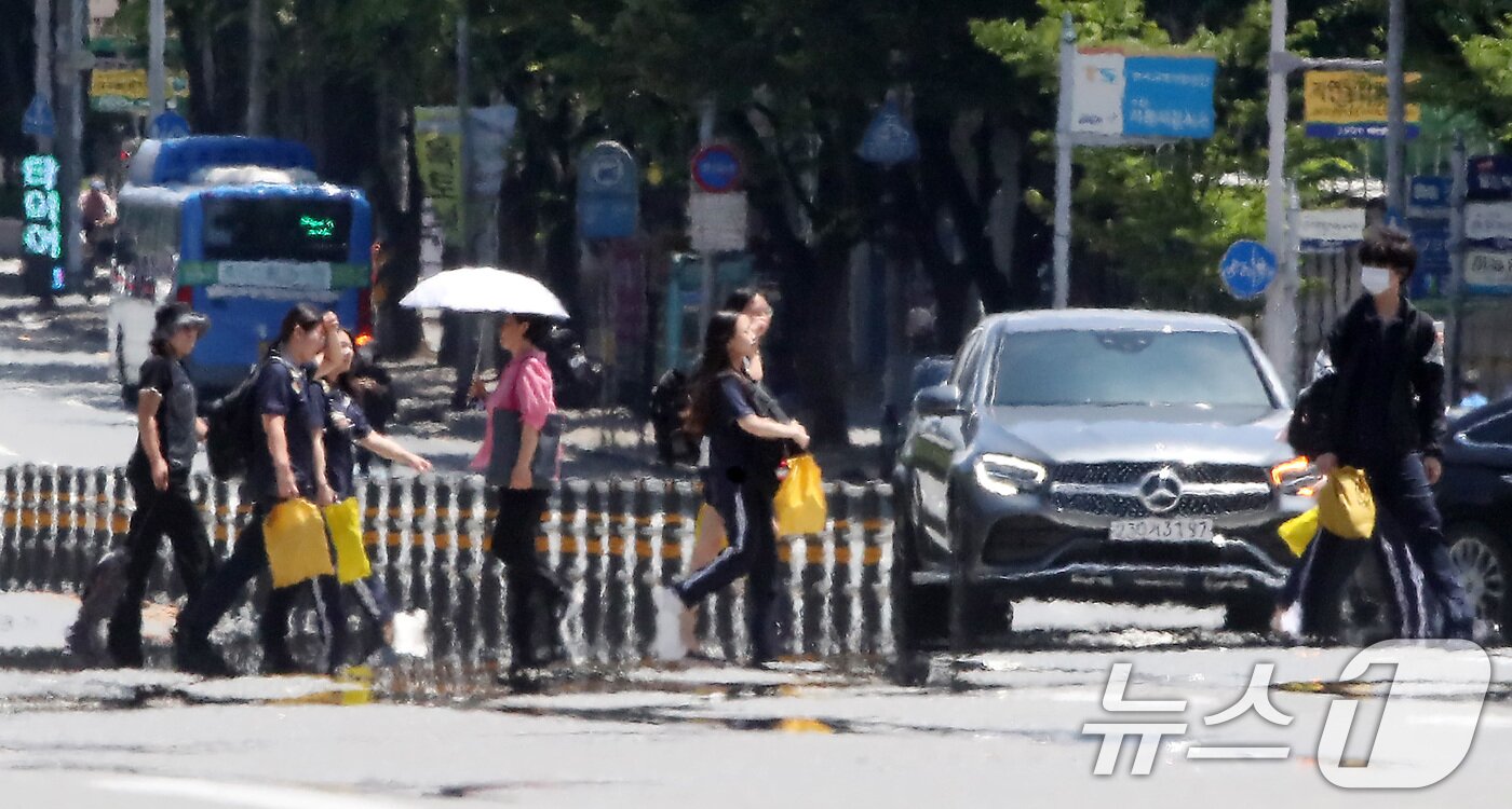 본문 이미지 - 폭염의 기세가 밤낮없이 계속되는 1일 오후 대구 수성구 달구벌대로 위로 뜨거운 지열이 만든 아지랑이가 피어오르고 있다. 2025.7.1/뉴스1 ⓒ News1 공정식 기자