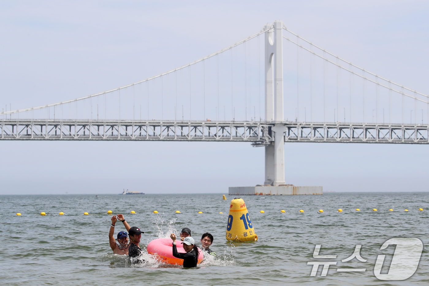(부산=뉴스1) 윤일지 기자 = 무더위가 기승을 부린 1일 개장한 부산 수영구 광안리해수욕장을 찾은 관광객들이 물놀이를 즐기며 더위를 식히고 있다.부산 7개 해수욕장 중 해운대·송 …