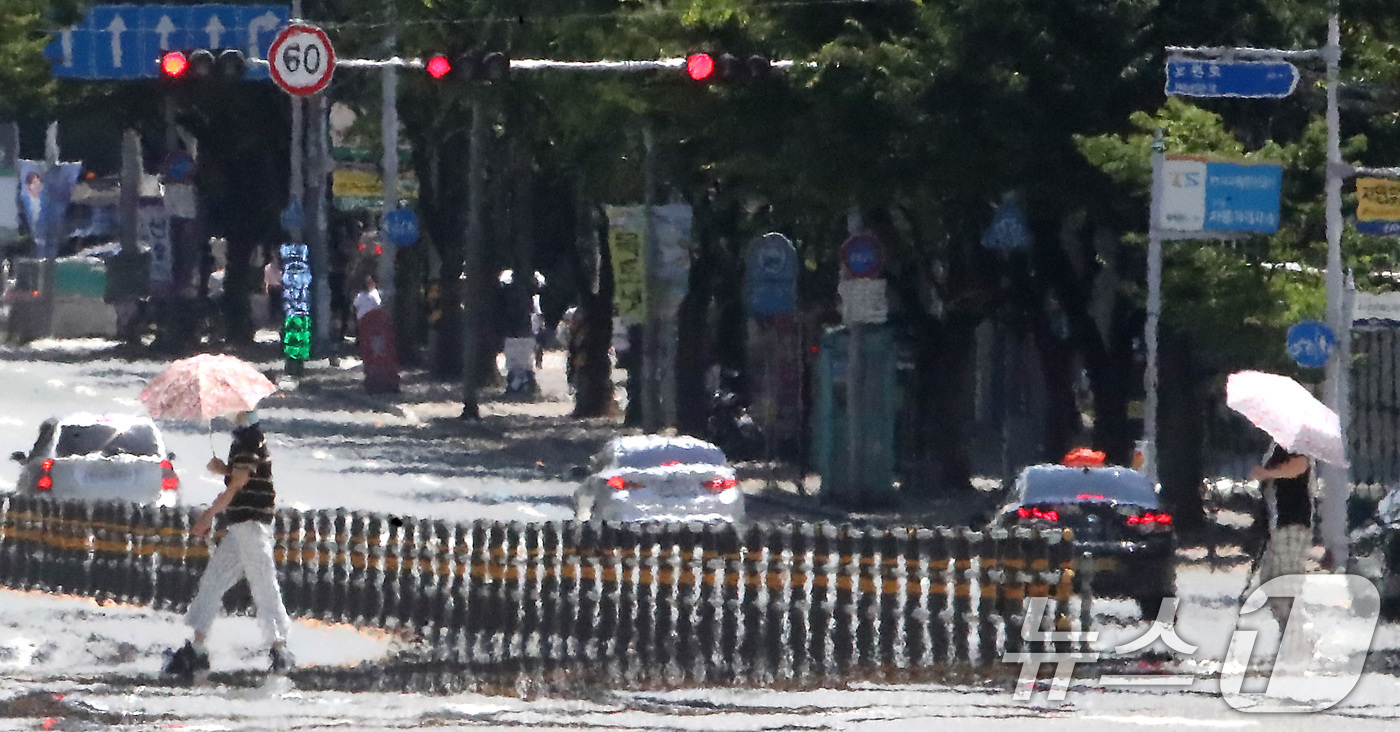 (대구=뉴스1) 공정식 기자 = 폭염의 기세가 밤낮없이 계속되는 1일 오후 대구 수성구 달구벌대로 위로 뜨거운 지열이 만든 아지랑이가 피어오르고 있다. 2025.7.1/뉴스1