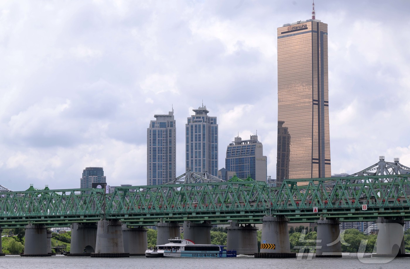 (서울=뉴스1) 박지혜 기자 = 한강버스 시민체험 운항 및 프레스투어가 열린 1일 서울 용산구 노들섬 인근 한강에서 한강버스가 운항하고 있다. (공동취재) 2025.7.1/뉴스1