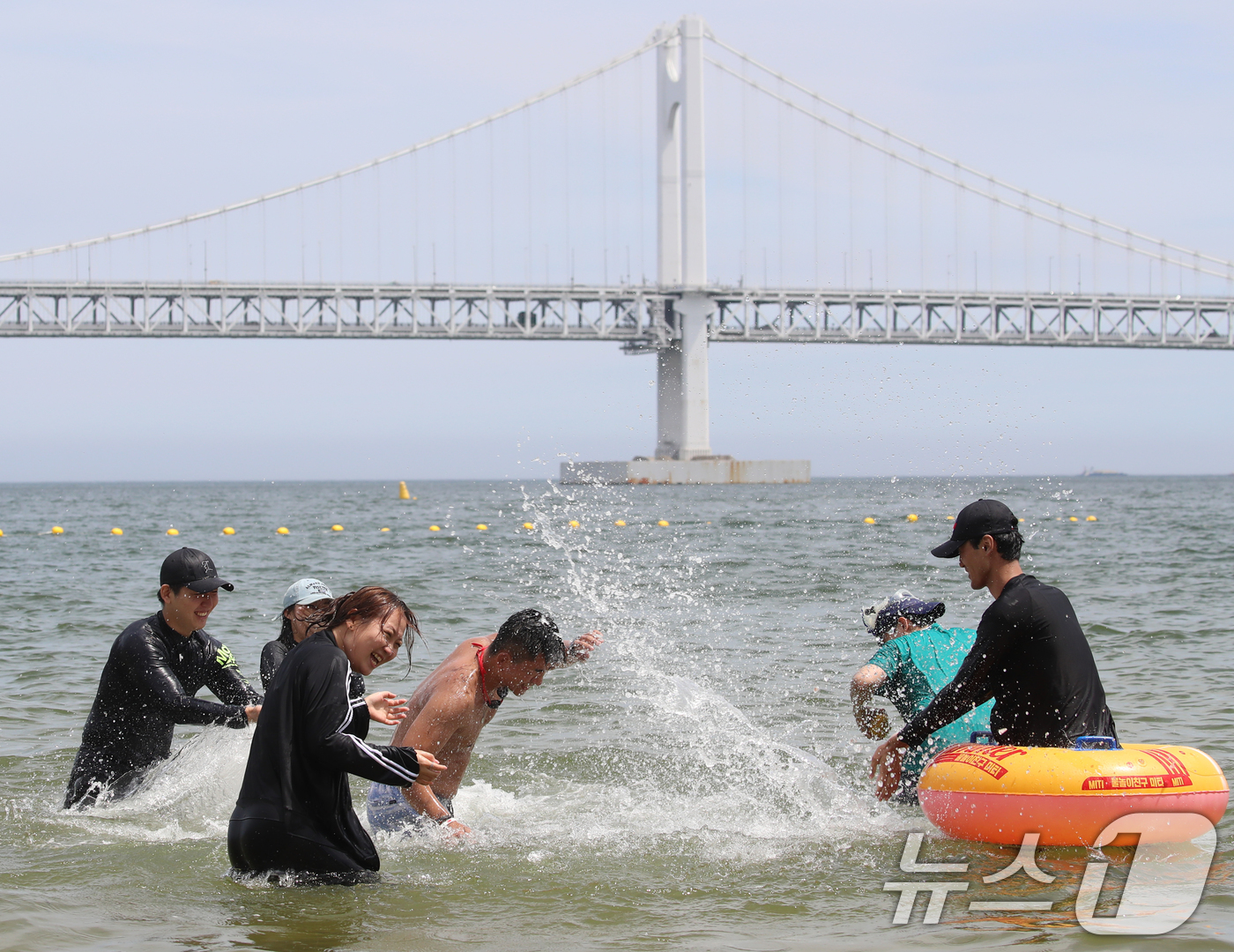 (부산=뉴스1) 윤일지 기자 = 무더위가 기승을 부린 1일 개장한 부산 수영구 광안리해수욕장을 찾은 관광객들이 물놀이를 즐기며 더위를 식히고 있다.부산 7개 해수욕장 중 해운대·송 …