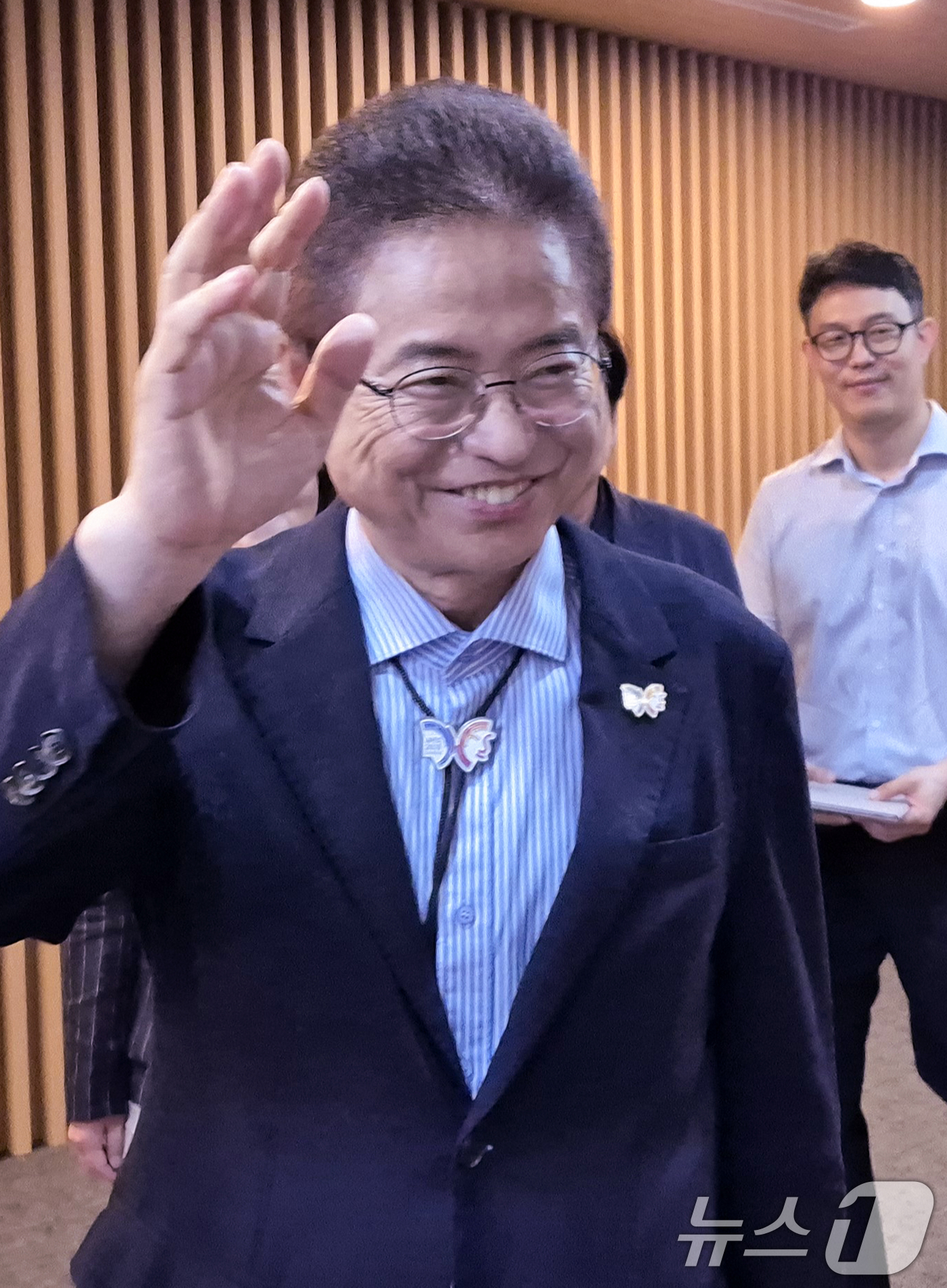 (안동=뉴스1) 김대벽 기자 = 이철우 경북지사가 1일 경북도청 다목적실에서 열린 기자회견에 참석한 기자들에게 손을 흔들어 인사하고 있다.이 지사는 "오는 10월 경주에서 열리는 …