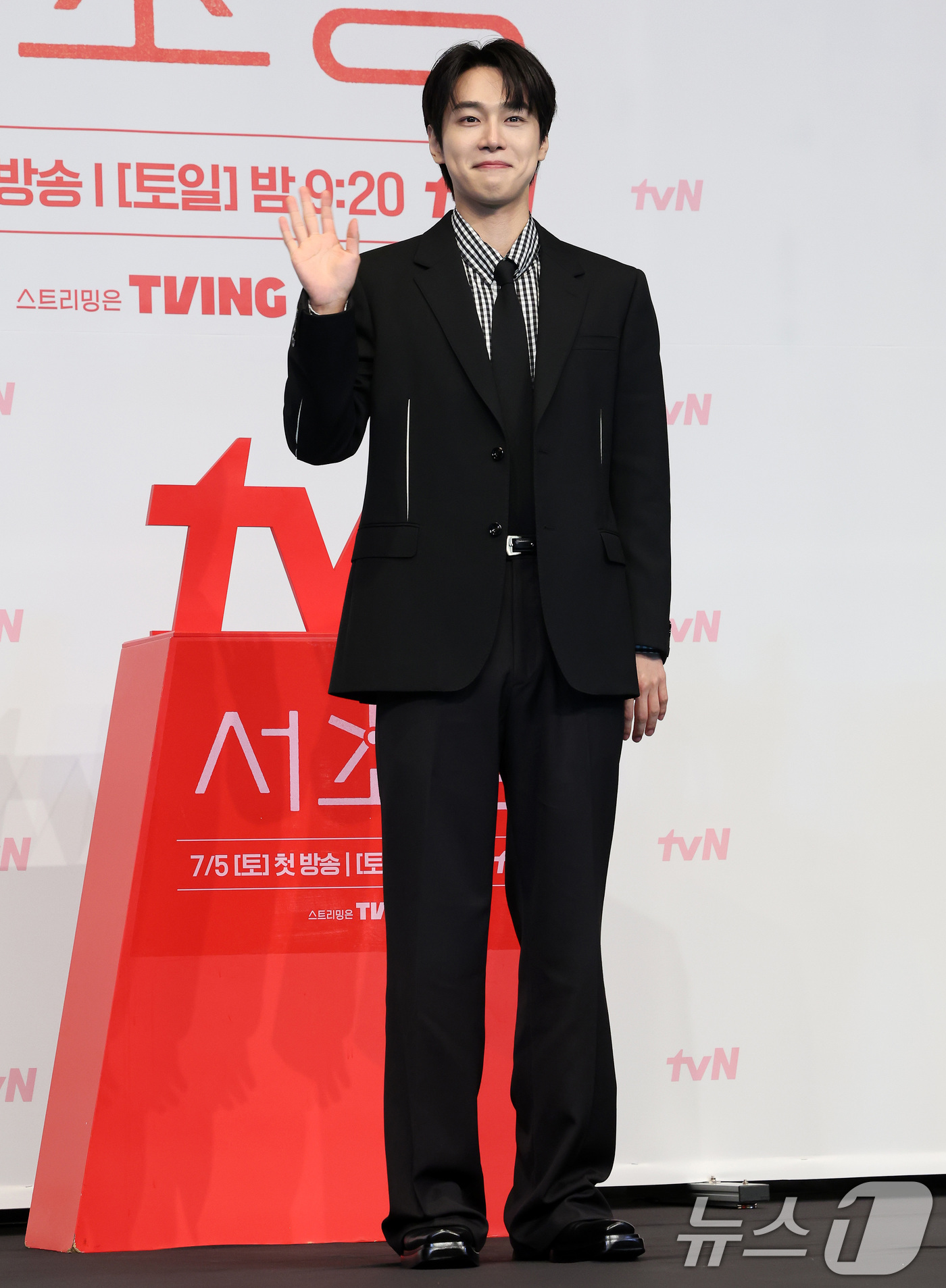 (서울=뉴스1) 이동해 기자 = 배우 강유석이 1일 오후 서울 구로구 더링크호텔에서 열린 tvN 토일드라마 '서초동' 제작발표회에서 기념촬영을 하고 있다.매일 서초동 법조타운으로 …