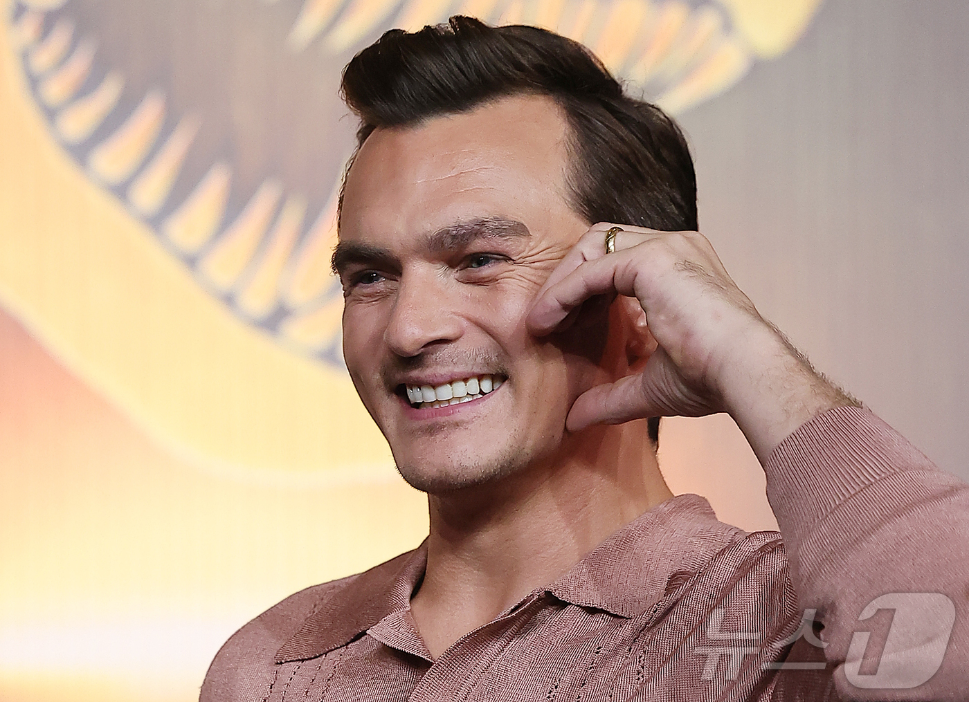 (서울=뉴스1) 김진환 기자 = 할리우드 배우 루퍼트 프렌드가 1일 오후 서울 종로구 포시즌스 호텔 서울에서 열린 영화 '쥬라기 월드 : 새로운 시작’ 내한 기자회견에 참석해 포즈 …