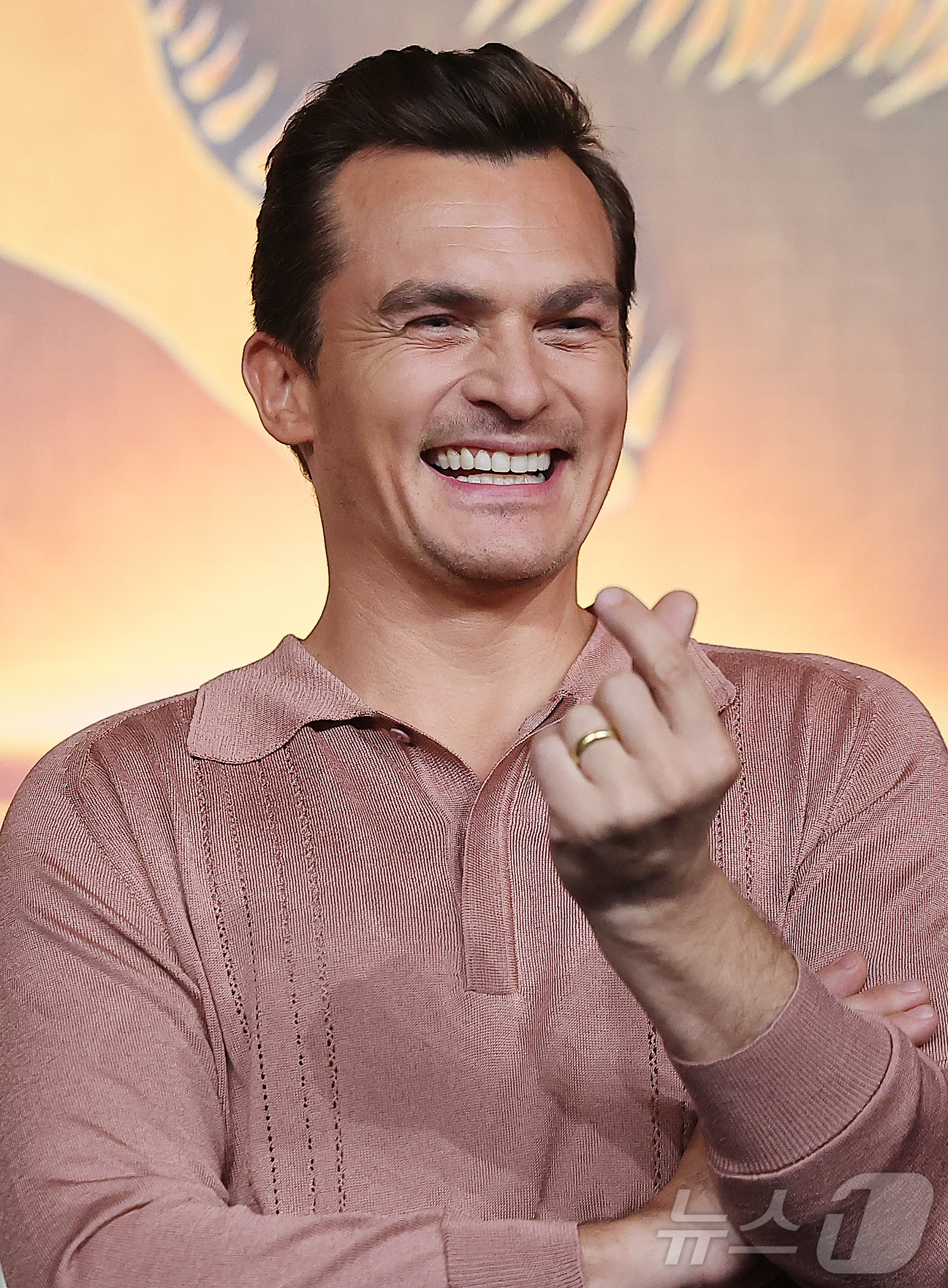 (서울=뉴스1) 김진환 기자 = 할리우드 배우 루퍼트 프렌드가 1일 오후 서울 종로구 포시즌스 호텔 서울에서 열린 영화 '쥬라기 월드 : 새로운 시작’ 내한 기자회견에 참석해 포즈 …