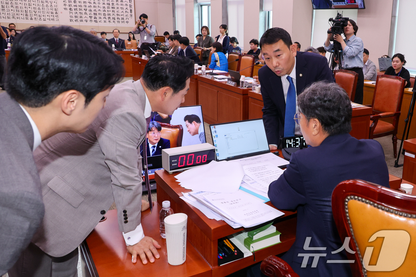 (서울=뉴스1) 안은나 기자 = 이춘석 국회 법제사법위원회 위원장이 1일 서울 여의도 국회에서 열린 제426회국회(임시회) 제1차 전체회의에서 김용민 더불어민주당, 장동혁 국민의힘 …