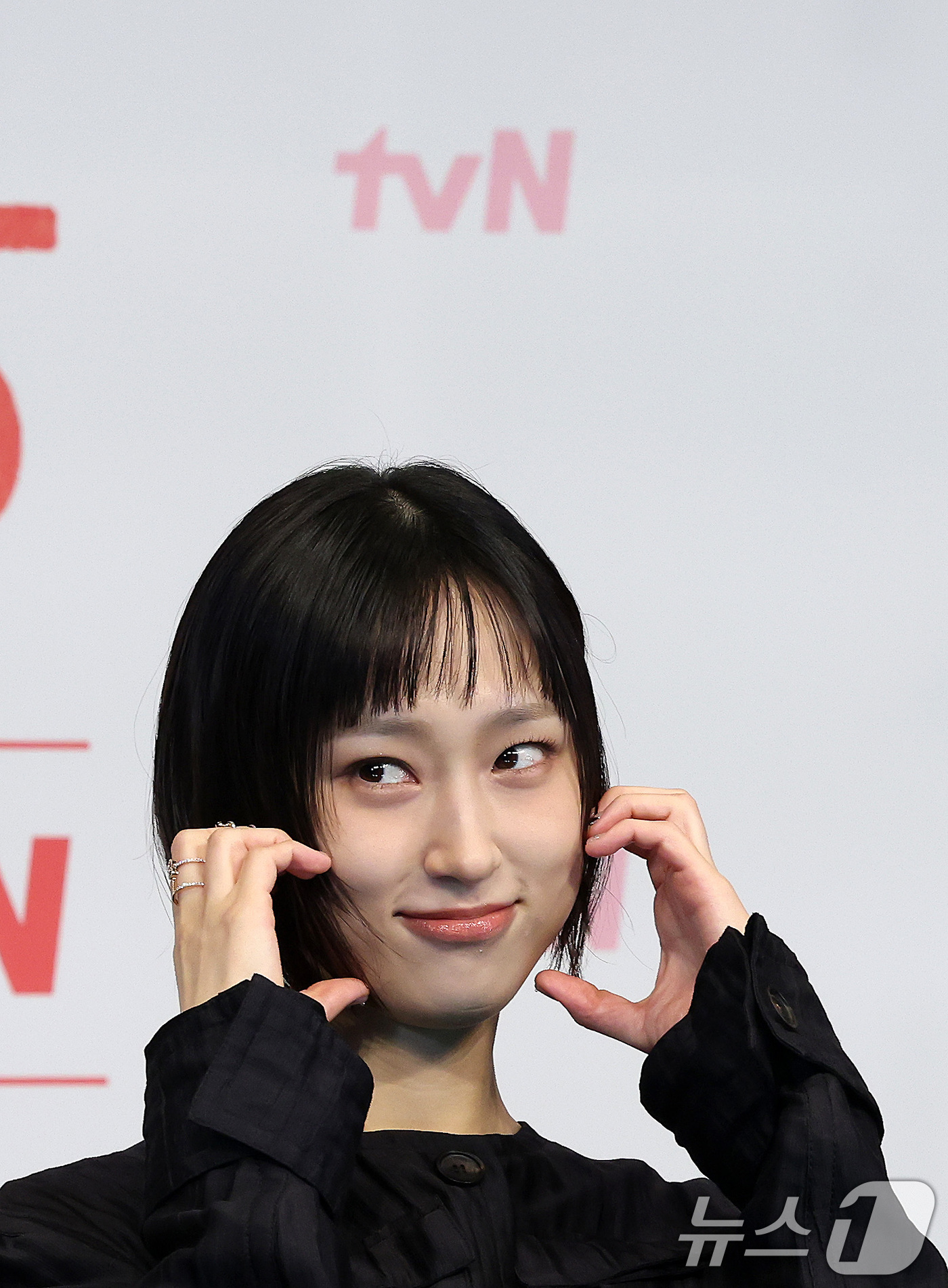 (서울=뉴스1) 이동해 기자 = 배우 류혜영이 1일 오후 서울 구로구 더링크호텔에서 열린 tvN 토일드라마 '서초동' 제작발표회에서 기념촬영을 하고 있다.매일 서초동 법조타운으로 …