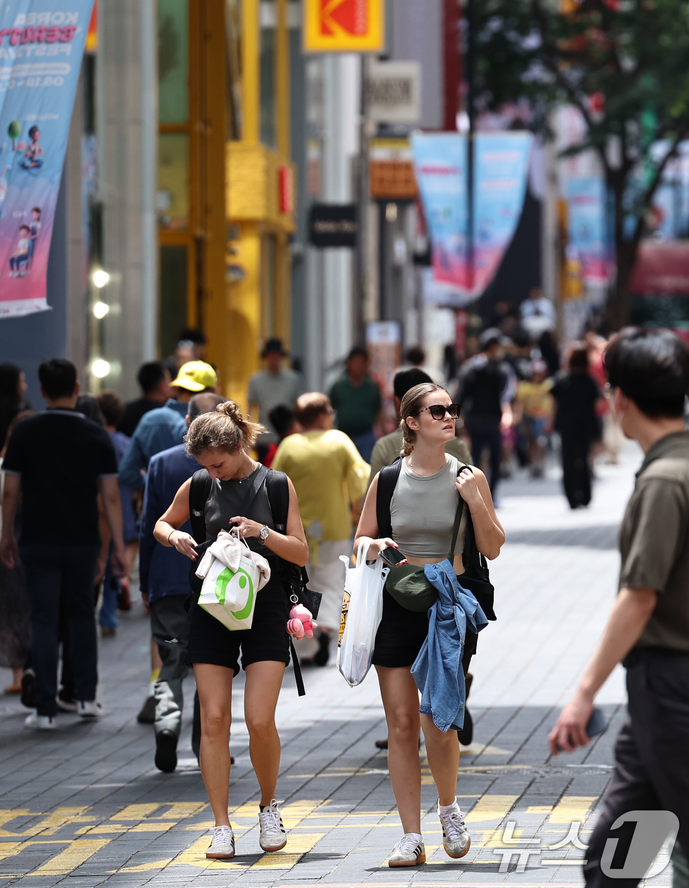 (서울=뉴스1) 구윤성 기자 = 1일 오후 외국인관광객들이 서울 중구 명동거리를 걷고 있다.지난달 30일 한국관광공사가 발표한 '2025년 5월 한국관광통계'에 따르면 올해 5월 …