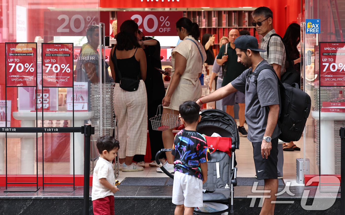 (서울=뉴스1) 구윤성 기자 = 1일 오후 외국인관광객들이 서울 중구 명동에서 쇼핑을 즐기고 있다.지난달 30일 한국관광공사가 발표한 '2025년 5월 한국관광통계'에 따르면 올해 …
