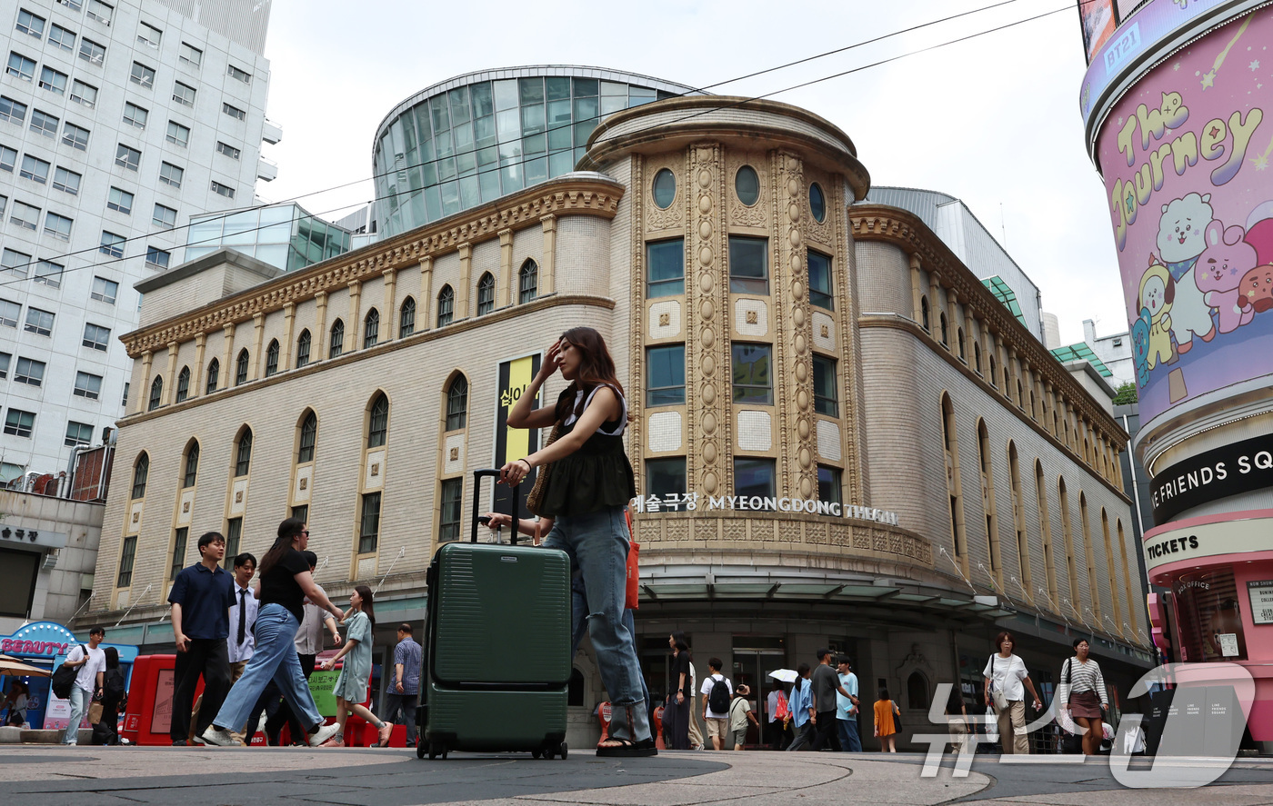 (서울=뉴스1) 구윤성 기자 = 1일 오후 외국인관광객들이 서울 중구 명동거리를 걷고 있다.지난달 30일 한국관광공사가 발표한 '2025년 5월 한국관광통계'에 따르면 올해 5월 …