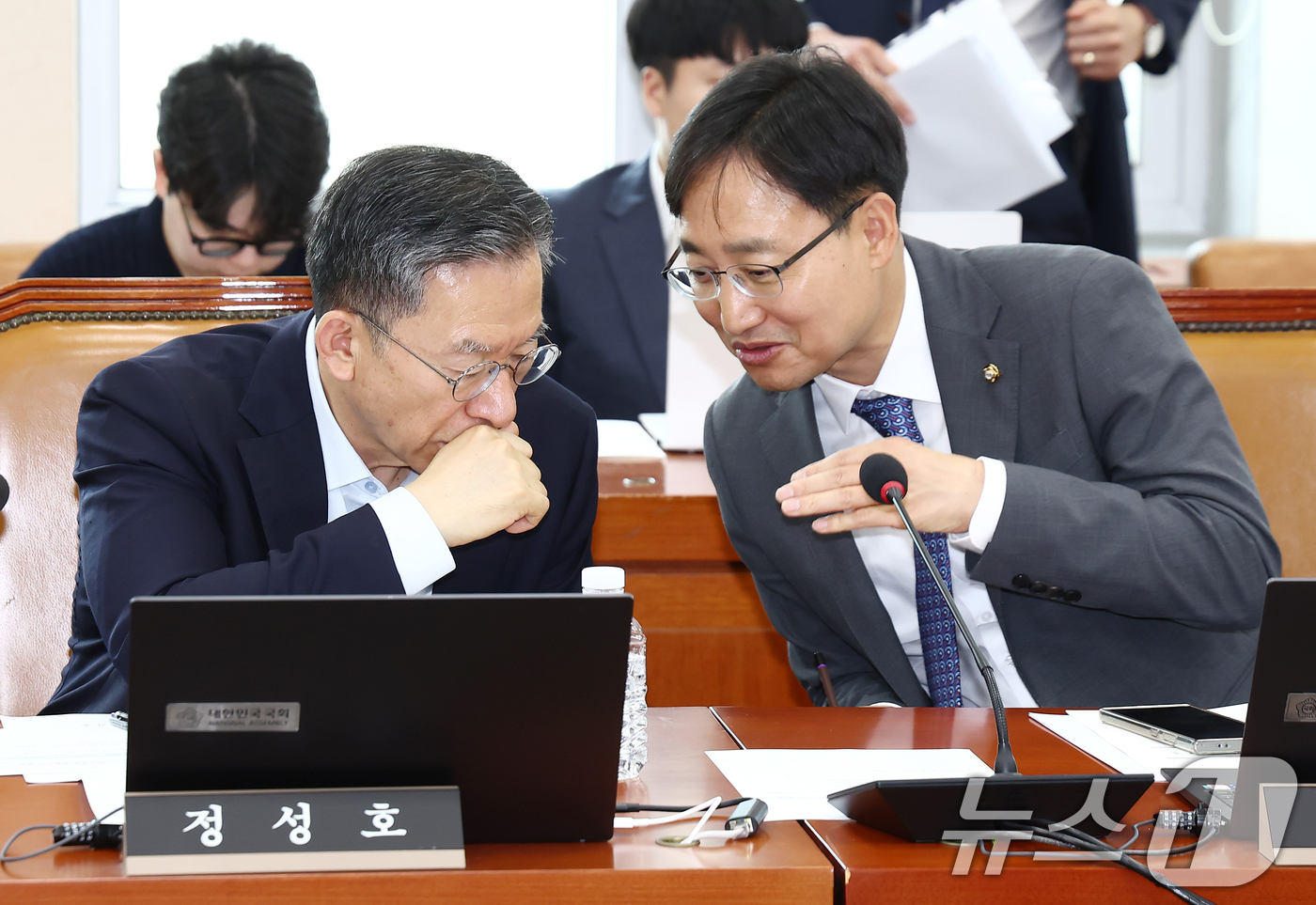 (서울=뉴스1) 김민지 기자 = 더불어민주당 의원인 정성호 법무부 장관 후보자(왼쪽)와 임광현 국세청장 후보자가 1일 서울 여의도 국회에서 열린 2025년도 제2회 추가경정예산안( …