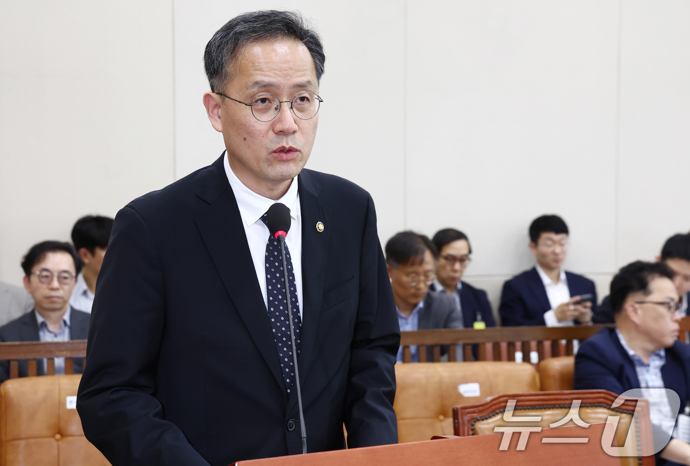 (서울=뉴스1) 김민지 기자 = 이형일 기획재정부 장관 직무대행(1차관)이 1일 서울 여의도 국회에서 열린 2025년도 제2회 추가경정예산안(정부) 관련 기획재정위원회 전체회의에서 …