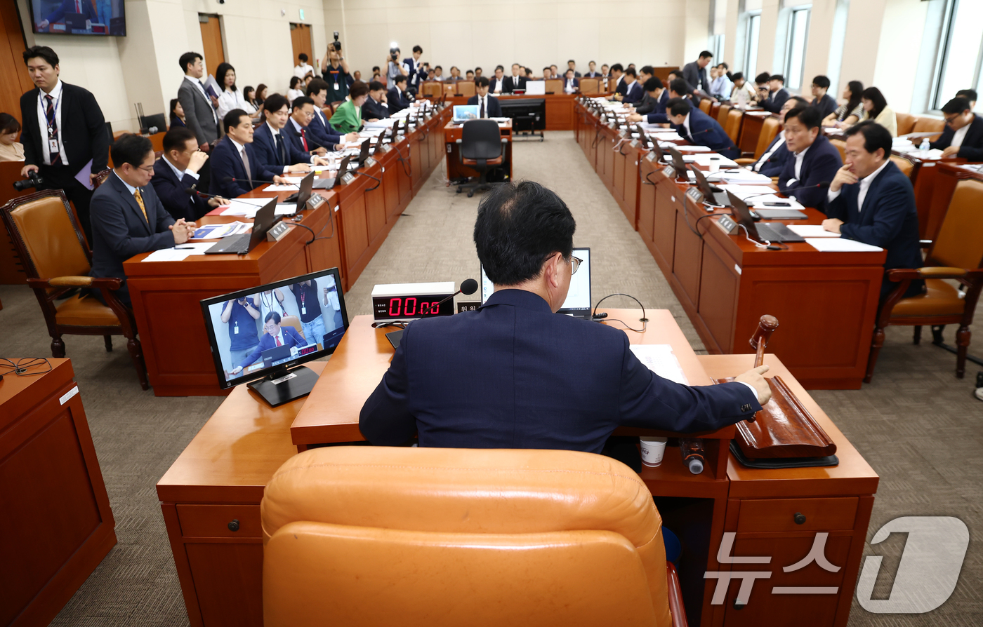 (서울=뉴스1) 김민지 기자 = 송언석 국회 기획재정위원장이 1일 서울 여의도 국회에서 열린 2025년도 제2회 추가경정예산안(정부) 관련 기획재정위원회 전체회의에서 안건을 상정하 …